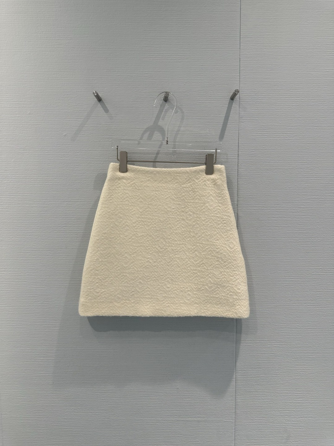 NO:716761,MARCHEN 2025 winter holiday series garden skirt, oatmeal/snow color, wool blend material, soft and warm, very suitable for autumn and winter, high-waisted A-line version + black waistband, simple and elegant, easy to control for daily commuting or festivals, side pockets are practical and beautiful, full of details. Paired with a sweater or coat, you can easily get a retro fashion feeling, both texture and design, suitable for sisters who pursue quality!  Code numberSML,,skirts,19860909MARCHEN 2025冬季假日系列园作半裙,燕麦/积雪色,羊毛混纺材质,柔软又保暖,秋冬穿超合适,高腰A字版型+黑色腰边,简约优雅,日常通勤或节日都能轻松驾驭,侧边口袋实用又美观,细节满分.搭配针织衫或大衣,轻松get复古时髦感,质感与设计感兼具,适合追求品质的姐妹们！ 码数SML,,skirts,,Women's clothing