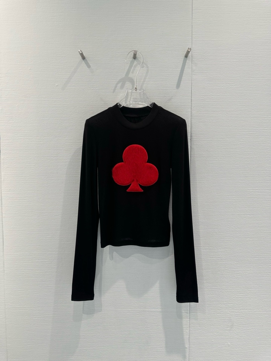 NO:717144,LEDIM WANG red plum blossom bottoming shirt, designer brand red plum blossom bottoming shirt, black slim knit + red plum blossom embroidery, super eye-catching, lyocell fiber material, soft, skin-friendly and warm, super comfortable to wear in autumn and winter, round neck long-sleeved design, can be worn alone or layered, it goes well with jackets, skirts, and trousers, easily creates a fashionable layering, has both design and practicality, fashionable must-have!  Size SML,,skirts,jackets & coats,19860909LEDIM WANG红梅花打底衫,设计师品牌的红梅花打底衫,黑色修身针织+红色梅花刺绣,视觉超吸睛,莱赛尔纤维材质,柔软亲肤又保暖,秋冬穿超舒服,圆领长袖设计,单穿or内搭都OK,搭配外套、裙装、裤装都很出彩,轻松打造时髦层次感,设计感与实用性兼具,时髦精必入！码数SML,,skirts,jackets & coats,,Women's clothing