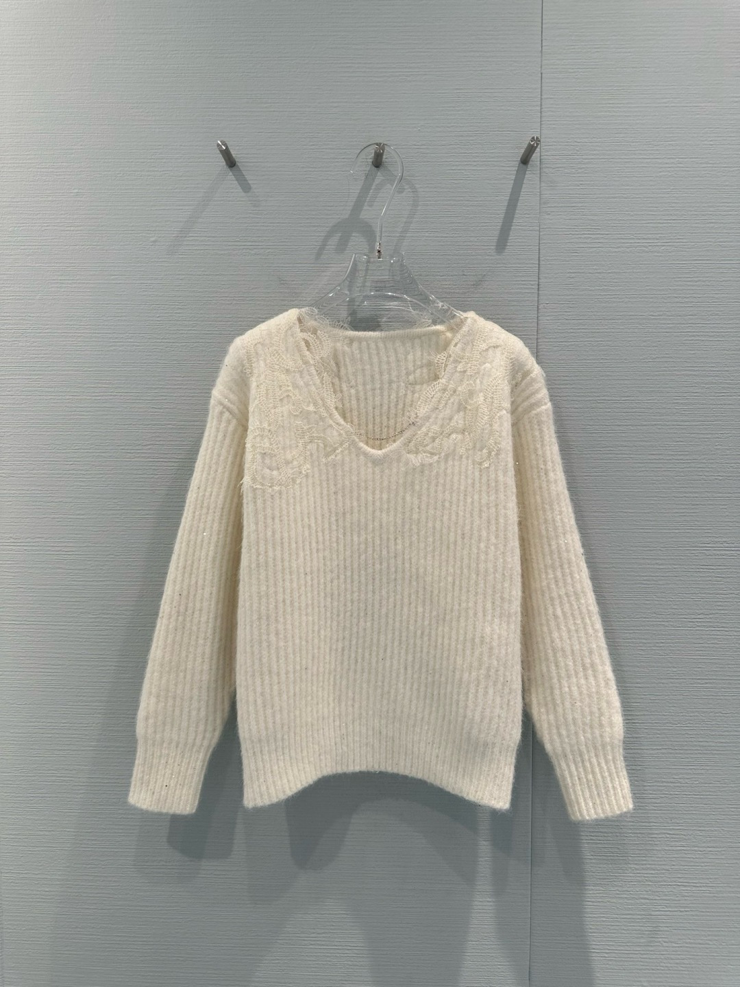 NO:717123,CNLEEWEI's V-neck sweater is made of wool blended material. It is soft and skin-friendly. It is super comfortable to wear in autumn and winter. It has lace splicing at the neck and is full of French romantic atmosphere. The V-neck design modifies the neck line. The loose version is lazy and slim. It is super friendly to the body. The milky white color is low in saturation. It is versatile and not picky. It can be easily used for commuting, dating and daily life. It looks great with skirts or coats. It is practical and has a sense of design!  Code numberSML,,skirts,sweaters,19860909CNLEEWEI这款V领毛衣,羊毛混纺材质,柔软亲肤,秋冬穿超舒服,领口蕾丝拼接,法式浪漫氛围感满满,V领设计修饰颈部线条,宽松版型慵懒又显瘦,对身材超友好,奶白色低饱和度,百搭不挑人,通勤、约会、日常都能轻松驾驭,搭配半裙或大衣都很出彩,实用又有设计感！码数SML,,skirts,sweaters,,Women's clothing
