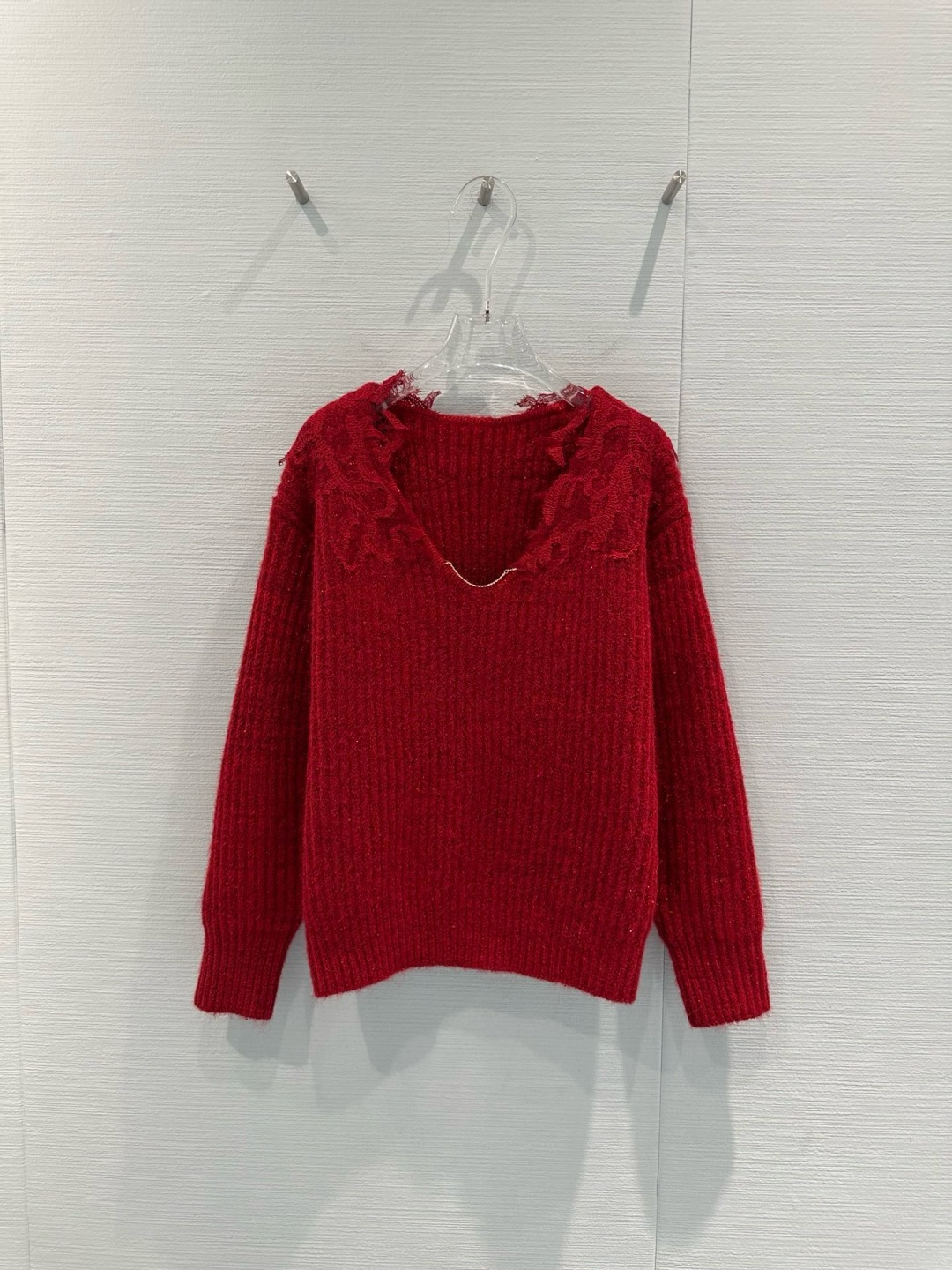 NO:717126,CNLEEWEI's V-neck sweater is made of wool blended material. It is soft and skin-friendly. It is super comfortable to wear in autumn and winter. It has lace stitching on the neckline and a French romantic atmosphere. The V-neck design modifies the neck line. The loose version is lazy and slim. It is super friendly to the body. The burgundy color is low in saturation. It is versatile and not picky. It can be easily used for commuting, dating and daily life. It looks great with skirts or coats. It is practical and has a sense of design!  Code numberSML,,skirts,sweaters,19860909CNLEEWEI这款V领毛衣,羊毛混纺材质,柔软亲肤,秋冬穿超舒服,领口蕾丝拼接,法式浪漫氛围感满满,V领设计修饰颈部线条,宽松版型慵懒又显瘦,对身材超友好,酒红色低饱和度,百搭不挑人,通勤、约会、日常都能轻松驾驭,搭配半裙或大衣都很出彩,实用又有设计感！码数SML,,skirts,sweaters,,Women's clothing