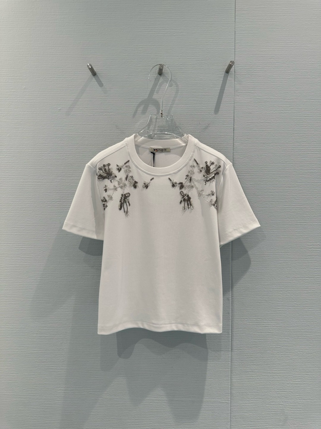 NO:717138,PORTS 1961 beaded embroidered T-shirt. This beaded embroidered T-shirt is made of pure cotton. It is soft and comfortable and very friendly for daily wear. It has white main color + iris beading on the shoulders. It has exquisite details and full of artistic sense. The round neck design is simple and elegant. It is versatile and looks great with jeans or skirts. The heavy beading process is very recognizable and is a representative of the brand's ingenuity. It is suitable for sisters who like high-end and unique designs!  Size SML,,skirts,jeans,tees,t-shirt,19860909PORTS 1961 钉珠刺绣T恤,这款钉珠刺绣T恤,采用纯棉材质,柔软舒适,日常穿着超友好,白色主色+肩部鸢尾花钉珠,细节精致,艺术感满满,圆领设计简约大方,百搭不挑人,无论配牛仔裤还是半裙都很出彩,重工钉珠工艺超有辨识度,是品牌匠心代表,适合喜欢高级感和独特设计的姐妹们！码数SML,,skirts,jeans,tees，t-shirt,,Women's clothing