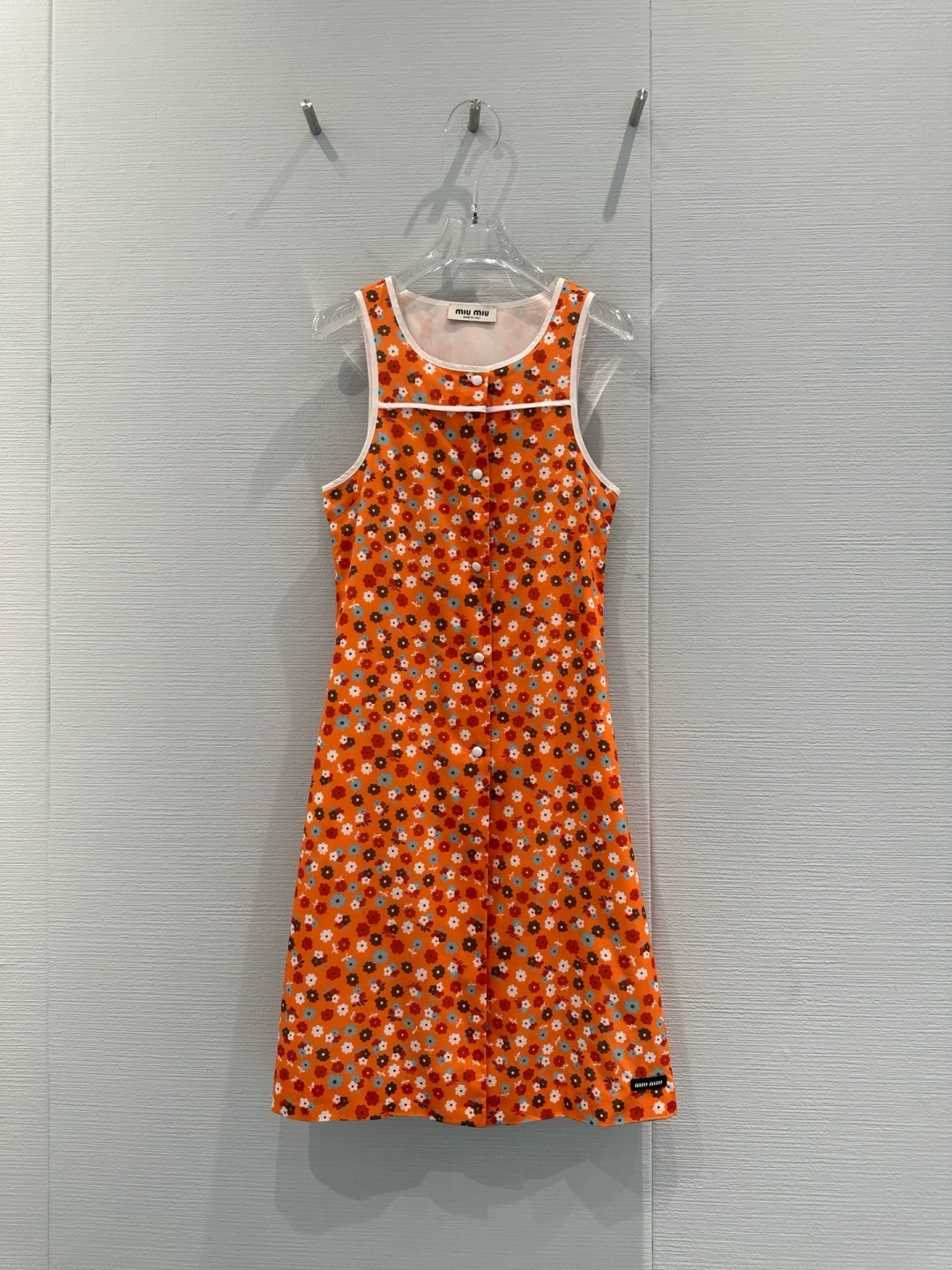 NO:717134,Miu Miu orange floral dress, 2026 spring and summer series orange floral dress, light fabric + retro flower pattern, full of vitality, sleeveless design with white piping, full of details, A-line version, can be easily worn for daily life or vacation, paired with sandals and straw bags, it will directly fill the summer atmosphere!  Code numberSML,,miumiu,sandals,espadrilles,skirts,19860909Miu Miu橙色碎花连衣裙,2026春夏系列橙色碎花连衣裙,轻薄面料+复古小花图案,活力满满,无袖设计配白色滚边,细节感十足,A字版型,日常或度假都能轻松驾驭,搭配凉鞋、草编包,夏日氛围感直接拉满！ 码数SML,,miumiu,sandals,espadrilles,skirts,,Women's clothing
