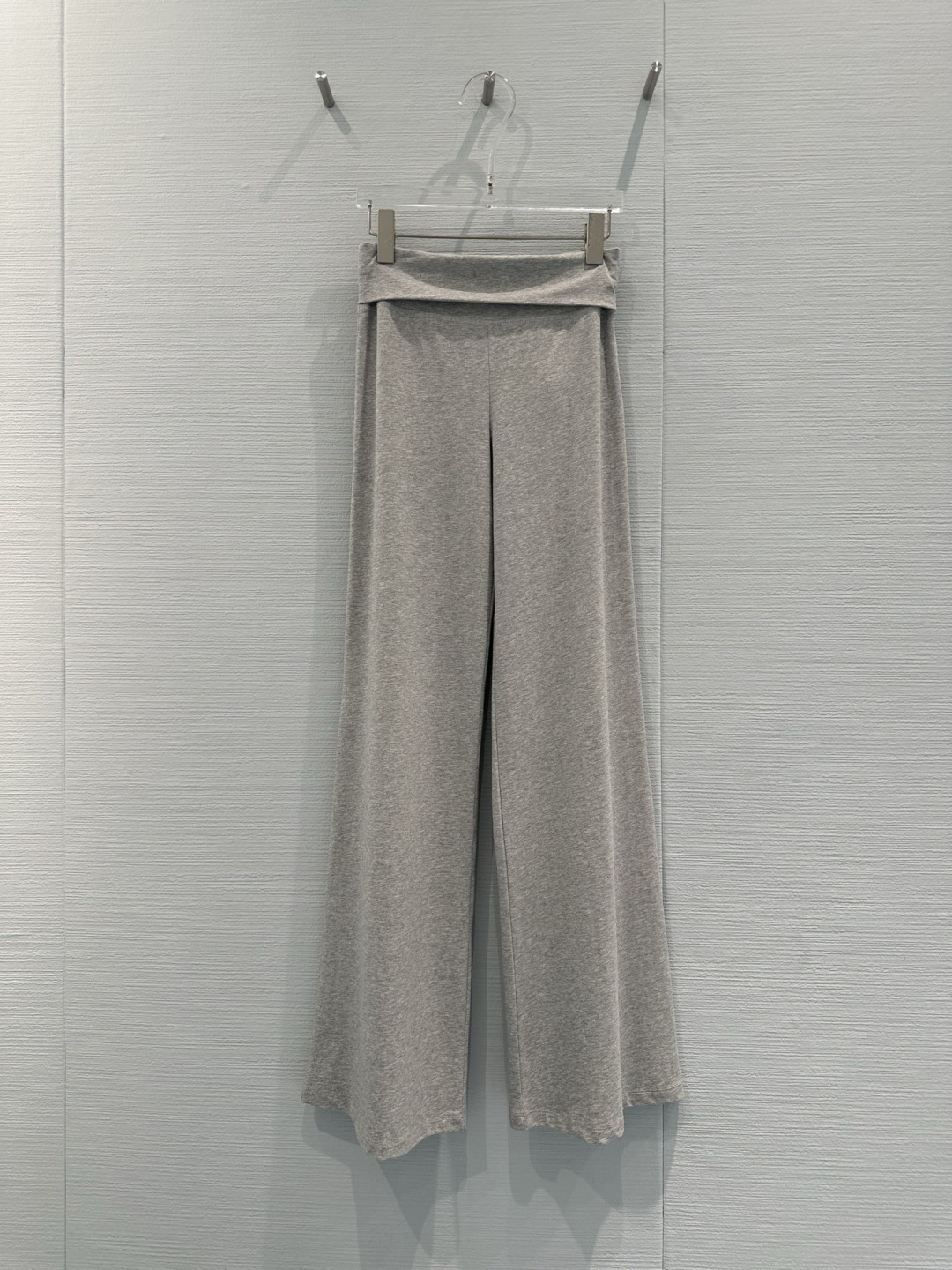 NO:728780,Subdued wing embroidered sweatpants, Subdued's gray sweatpants, the wing embroidery on the back waist is very recognizable, the details are perfect, the high waist and slightly flared design modify the leg shape and are comfortable. It is OK for daily wear or light exercise. The material is soft and breathable. It looks great with casual sweaters and short sleeves. It is easy to get casual OOTD!  Size SML,,dior,hoodie,sweatshirts,T-shirt,19860909Subdued翅膀刺绣运动裤,Subdued家的灰色运动裤,后腰翅膀刺绣超有辨识度,细节满分,高腰微喇设计,修饰腿型又舒适,日常穿搭或轻运动都OK,材质柔软透气,随便搭卫衣、短袖都很出片,轻松get休闲OOTD！码数SML,,dior,hoodie,sweatshirts,T-shirt,,Women's clothing