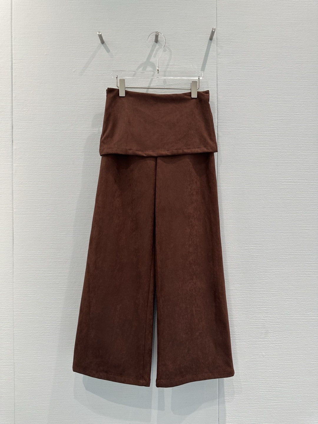 NO:728796,RARELY ALIKE's fake two-piece suede wide-leg culottes, made of brown suede, are soft and textured, perfect for autumn and winter!  Fake two-piece design, skirt + wide-leg pants, full of layers, fashionable and practical, high-waisted tailoring to modify the waistline, slimmer and taller, pear-shaped figure friendly, good drape of fabric, can be worn for commuting and leisure, paired with short boots or sneakers, you can easily get a Korean atmosphere. It is a high-end niche brand, with both texture and design, suitable for sisters who pursue quality!  Size SML,,boots,sneakers,skirts,chamois leather,19860909RARELY ALIKE这款假两件麂皮阔腿裙裤,咖色麂皮材质,触感柔软有质感,秋冬穿超合适！假两件设计,裙片+阔腿裤,层次感满满,时髦又实用,高腰剪裁修饰腰线,显瘦显高,梨形身材友好,面料垂坠感好,通勤休闲都能穿,搭配短靴或运动鞋,轻松get韩系氛围感穿搭,属于高端小众品牌,质感与设计感兼具,适合追求品质的姐妹们！码数SML,,boots,sneakers,skirts,chamois leather,,Women's clothing