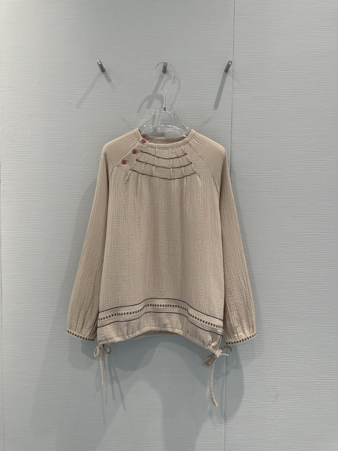 NO:728814,Coyseio and Blythe co-branded pleated shirts are made of foam cotton, which is soft, skin-friendly and breathable. It is super comfortable for daily wear. It has a beige color scheme and red buttons. It is full of details and has a literary and retro feel. It has a loose fit and a drawstring hem. It can be adjusted at will and accommodates all body types. The wrinkle texture is super layered. It looks great with pants or mid-length skirts. It is easy to style with Japanese lazy style. It is a must-have in spring and summer. It is comfortable and fashionable!  Size SML,,skirts,shirts,19860909Coyseio和Blythe联名褶皱衬衫,选用泡泡棉材质,柔软亲肤又透气,日常穿着超舒适,米色主调+红色纽扣,细节满满,文艺复古感拉满,宽松版型+抽绳下摆,随心调节,包容各种身材,褶皱纹理超有层次,搭配裤子或中长裙都很出片,日系慵懒风轻松拿捏,春夏季节必备,舒适又时髦！码数SML,,skirts,shirts,,Women's clothing