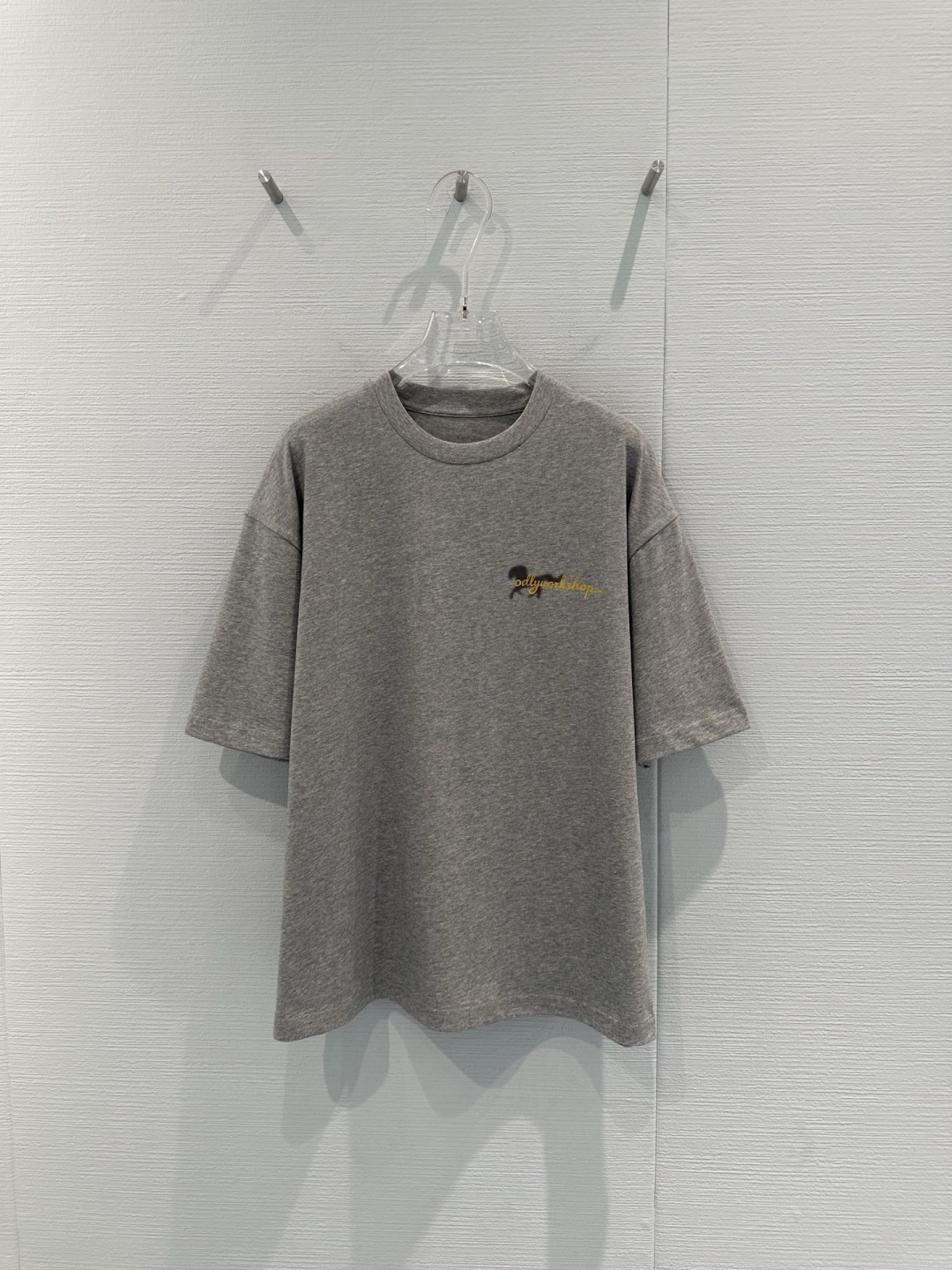 NO:728830,The Korean brand ODLYWORKSHOP's limited edition T-shirt for the Year of the Horse is made of dark floral gray pure cotton. It is soft and breathable and can be worn in all seasons!  The braided ponytail + 'be odd' handwriting on the back is full of creativity, the details are super exquisite, the loose shoulder style is OK, it can be worn alone or layered, and it is easy to create a relaxed look. The zodiac elements are integrated with the brand concept, and it is great for daily or team customization. It is a fashionable and cultured must-have item!  Code number SML,,tees,t-shirt,19860909韩国品牌ODLYWORKSHOP马年限定T恤,深花灰纯棉材质,柔软透气,四季都能穿！背面麻花辫马尾+“be odd”手写体,创意满满,细节超精致,宽松落肩版型,单穿叠穿都OK,轻松打造松弛感穿搭,生肖元素融合品牌理念,日常或团队定制都很出彩,是时尚又有文化感的必备单品！码数SML,,tees，t-shirt,,Women's clothing