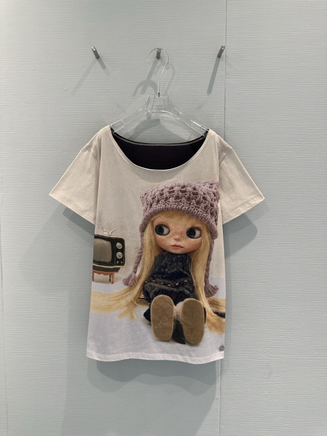 NO:728846,Coyseio and Blythe co-branded slanted shoulder T-shirt is made of pure cotton, soft and comfortable, very suitable for spring and summer, sloping shoulder design + loose fit, easy to cover the flesh, suitable for all body types, Blythe doll print on the front, with retro TV elements, childlike and retro, super personalized, digital direct printing, super clear color, washable and not easy to fade, can be easily used in daily casual and street style, looks great with skirts or jeans, it is a popular Korean style item!  Size SML,,skirts,jeans,tees,t-shirt,19860909Coyseio和Blythe联名的斜肩T恤,采用纯棉,柔软舒适,春夏穿超合适,斜肩设计+宽松版型,轻松遮肉,适合各种身材,正面Blythe娃娃印花,搭配复古电视机元素,童趣又复古,超有个性,数码直喷印花,色彩超清晰,耐洗不易褪色,日常休闲、街头风都能轻松驾驭,搭裙装或牛仔裤都很出彩,是韩系穿搭热门单品！码数SML,,skirts,jeans,tees，t-shirt,,Women's clothing