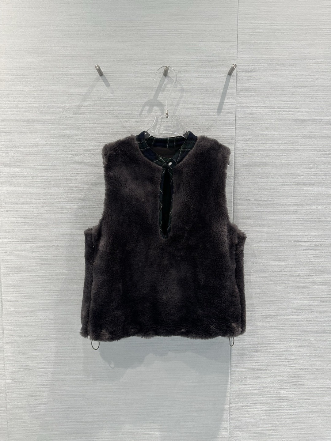 NO:728782,The Marchen small silver fox vest is made of high-quality imitation fur. The gray-toned fur feels soft and delicate, and it feels super comfortable. It is lined with plaid design and has perfect details. It is warm and fashionable for autumn and winter wear. The sleeveless design is great for layering sweaters or cheongsams. It can easily create a sense of layering. The overall style is elegant and retro. It can be easily used for commuting or formal occasions. It is a must-have and versatile item for autumn and winter wardrobes!  Code number SML,,sweaters,19860909Marchen小银狐马甲,采用高品质仿皮草,灰调毛感柔软细腻,触感超舒适,内衬格纹设计,细节满分,秋冬穿搭既保暖又时髦,无袖设计,叠穿毛衣或旗袍都很出彩,轻松打造层次感,整体风格优雅复古,通勤或正式场合都能轻松驾驭,是秋冬衣橱必备百搭单品！ 码数SML,,sweaters,,Women's clothing