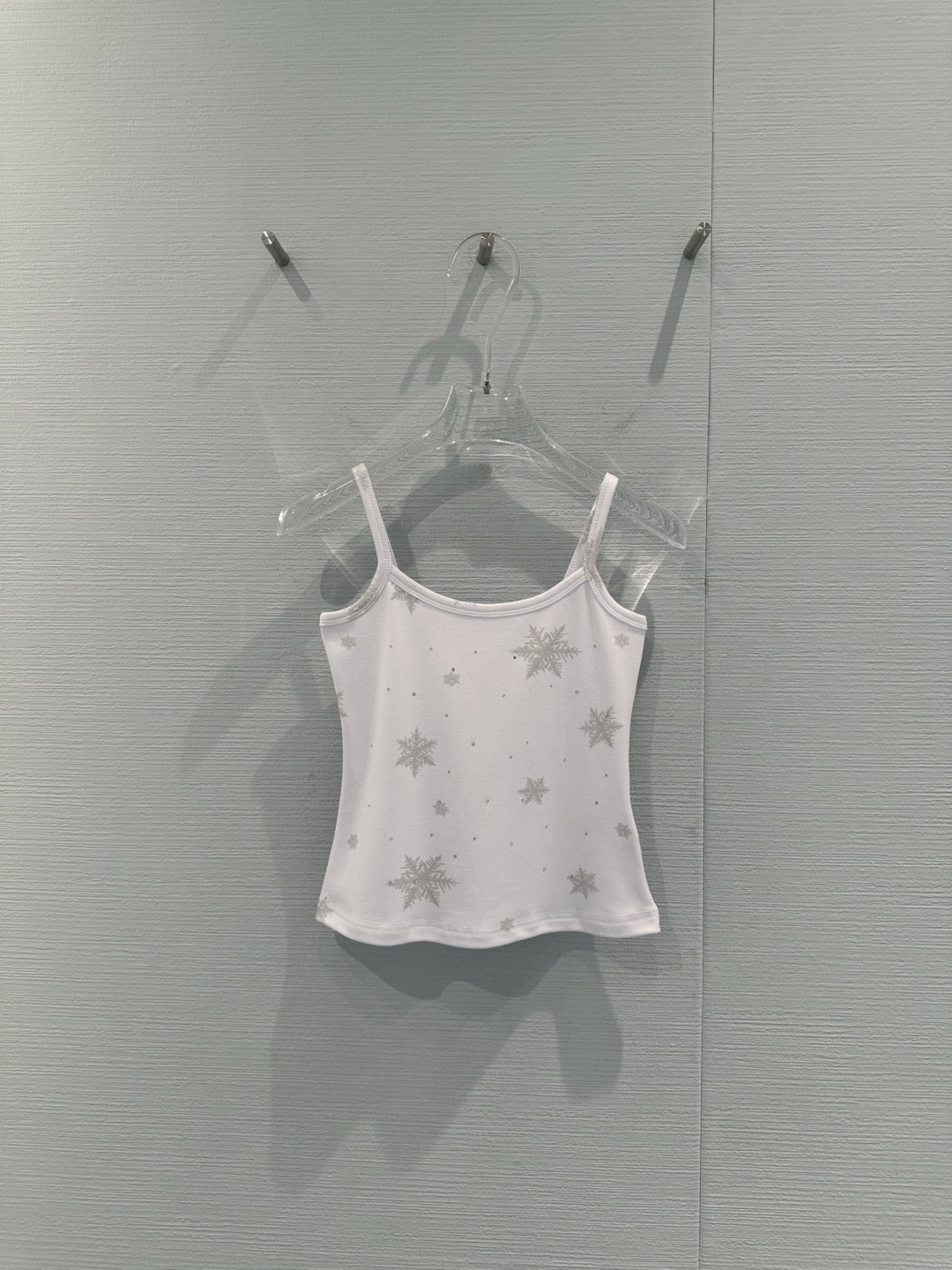 NO:729939,Skims Christmas limited edition snowflake camisole, white base fabric + silver snowflake camisole, full of winter atmosphere, soft cotton fabric, skin-friendly and comfortable, some styles have breast pads, suitable for home or outdoor wear, the strap design is simple and elegant, it looks great when worn alone or paired with the same series of home clothes, it can easily create a lazy fashion sense, perfect for Christmas gifts or holiday wear!  Code number SML,,19860909Skims圣诞限定雪花烫钻吊带背心,白色底布+银色雪花烫钻,冬日氛围感满满,柔软棉质面料,亲肤舒适,部分款式有胸垫,居家or外穿都OK,吊带设计简约大方,单穿or搭配同系列家居服都很出彩,轻松打造慵懒时尚感,圣诞送礼or节日穿搭都超合适！码数SML,,,Women's clothing