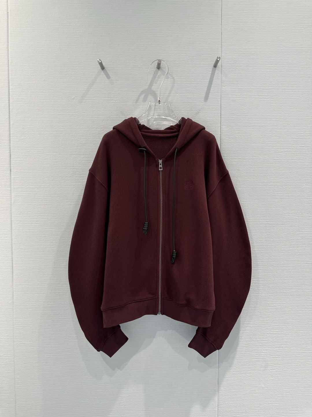 NO:729901,Loewe burgundy scimitar sleeve sweatshirt, cotton + cashmere blend, soft and skin-friendly, super comfortable to wear in autumn and winter, scimitar sleeve design modifies the arms, loose version makes it slim and loose, zipper cardigan + hooded drawstring, practical and fashionable, low-key embroidery on the chest is very recognizable, burgundy white, yellow leather friendly, can be worn alone or layered, easy to control for commuting and leisure!  Size SML,,loewe,loewe,hoodie,sweatshirts,hats,19860909Loewe罗意威酒红弯刀袖卫衣,棉+羊绒混纺,柔软亲肤,秋冬穿超舒服,弯刀袖设计修饰手臂,宽松版型显瘦又松弛,拉链开衫+连帽抽绳,实用又时髦,胸前低调刺绣超有辨识度,酒红色显白,黄皮友好,单穿or内搭都OK,通勤休闲都能轻松驾驭！码数SML,,loewe,loewe,hoodie,sweatshirts,hats,,Women's clothing