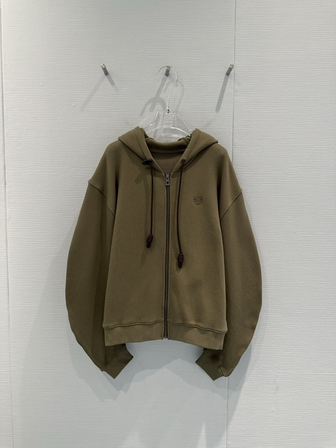 NO:729915,Loewe grass green scimitar sleeve sweatshirt, cotton + cashmere blend, soft and skin-friendly, super comfortable to wear in autumn and winter, scimitar sleeve design modifies the arms, loose version makes it slim and loose, zipper cardigan + hooded drawstring, practical and fashionable, low-key embroidery on the chest is very recognizable, burgundy white, yellow leather friendly, can be worn alone or layered, easy to control for commuting and leisure!  Size SML,,loewe,loewe,hoodie,sweatshirts,hats,19860909Loewe罗意威草绿弯刀袖卫衣,棉+羊绒混纺,柔软亲肤,秋冬穿超舒服,弯刀袖设计修饰手臂,宽松版型显瘦又松弛,拉链开衫+连帽抽绳,实用又时髦,胸前低调刺绣超有辨识度,酒红色显白,黄皮友好,单穿or内搭都OK,通勤休闲都能轻松驾驭！码数SML,,loewe,loewe,hoodie,sweatshirts,hats,,Women's clothing