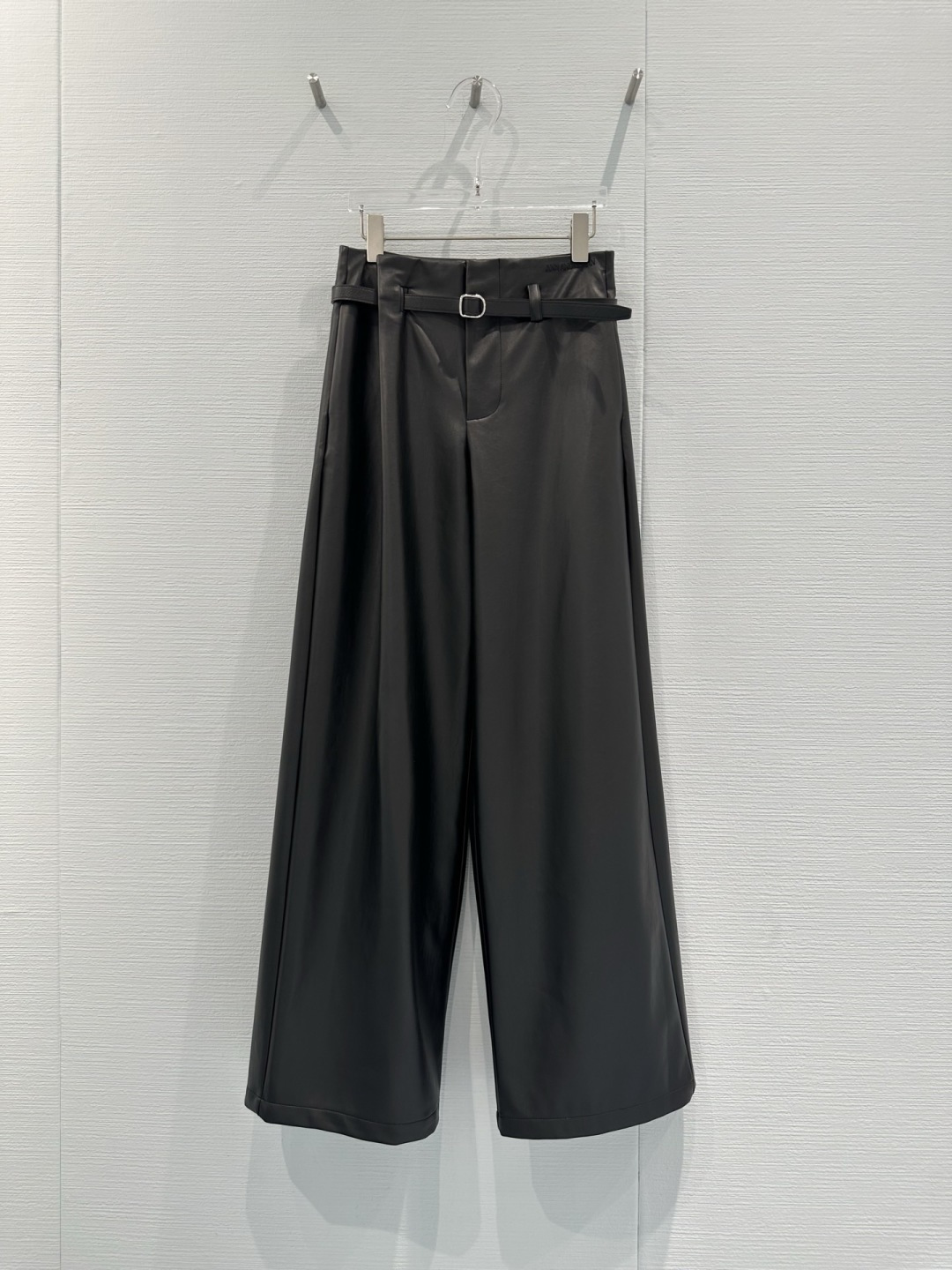 NO:730919,ANN ANDELMAN black leather pants, matte PU material, good drape and wear-resistant, very suitable for autumn and winter, high waist + one-sided pleat design, adjustable waistband, slimming and modified waistline, wide-leg version, comfortable and fashionable, can be easily controlled for commuting, casual, and street style. Paired with the leather jacket of the same brand, it gives a cool and sassy look, simple and high-end style, with both texture and design, suitable for sisters who pursue fashion!  Size SML,,leather jacket,19860909ANN ANDELMAN黑色皮裤,哑光PU材质,垂感好又耐磨,秋冬穿超合适,高腰+单边褶皱设计,腰带可调节,显瘦又修饰腰线,阔腿版型,舒适又时髦,通勤、休闲、街头风都能轻松驾驭,搭配同品牌皮衣,酷飒感拉满,简约高级风get,质感与设计感兼具,适合追求时尚的姐妹们！ 码数SML,,leather jacket,,Women's clothing