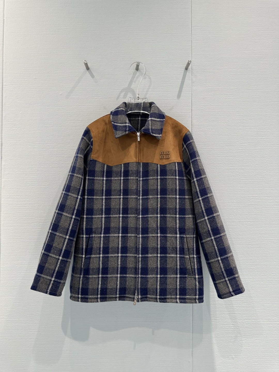NO:731721,MiuMiu 2025 autumn and winter blue plaid suede splicing jacket, wool blended fabric, feels soft and waxy, full of retro feel, the shoulders and collar are spliced ​​with brown suede, the texture contrast is super layered, there is also the brand embroidered logo on the left shoulder, the details must be paid attention to, the short loose version, zipper design, paired with the plaid skirt of the same series, you can easily get a sweet and cool college style or retro sports style, fashionable and practical, super eye-catching for daily outings!  Size SML,,miumiu,skirts,jackets & coats,chamois leather,19860909MiuMiu2025秋冬蓝色格纹麂皮拼接夹克,羊毛混纺面料,手感软糯,复古感满满,肩部和领口拼接棕色麂皮绒,质感对比超有层次,左肩还有品牌刺绣logo,细节控必入,短款宽松版型,拉链设计,搭配同系列格纹短裙,轻松get甜酷学院风or复古运动风,时髦又实穿,日常出街超吸睛！码数SML,,miumiu,skirts,jackets & coats,chamois leather,,Women's clothing