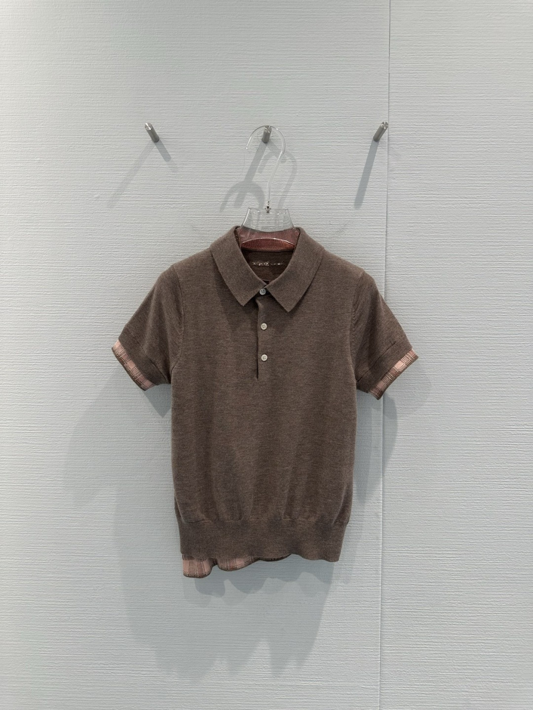 NO:732376,Acne Studios' knitted splicing Polo shirt has a dark brown tone and fine knitted fabric. The spliced ​​design of the cuffs and hem is super layered!  Classic lapel + three buttons, simple and fashionable, the fabric is breathable and comfortable, very suitable for spring and summer, and can be easily used for commuting and leisure. The tailoring is well-fitting, and it can be worn alone or layered, and it is easy to create a high-end look!  Code number SML,,acne studios,dior,19860909Acne Studios这款针织拼接Polo衫,深棕色调+细腻针织面料,袖口和下摆拼接设计超有层次感！经典翻领+三颗纽扣,简约又时髦,面料透气舒适,春夏穿超合适,通勤休闲都能轻松驾驭.剪裁合身,单穿或内搭都很OK,轻松打造高级感穿搭！码数SML,,acne studios,dior,,Women's clothing