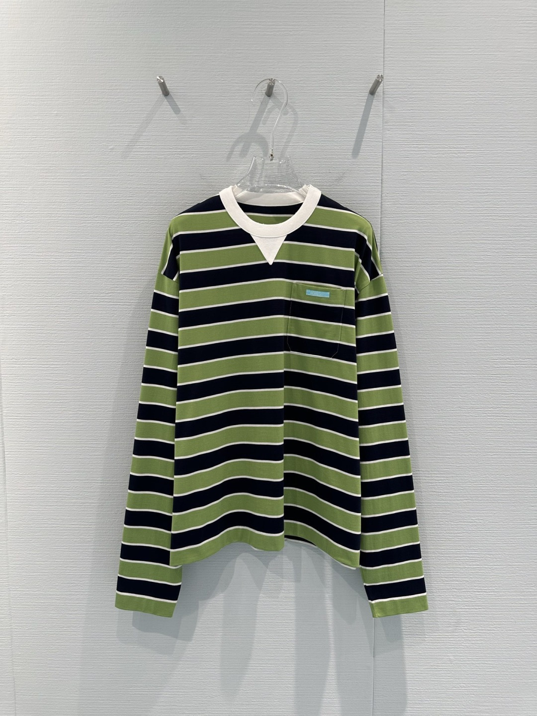 NO:732368,Prada 2026 early spring series striped long-sleeved T-shirt, blue and green contrast design is super vibrant, pure cotton knitted fabric is soft and breathable, comfortable and not stuffy to wear, loose shoulder design, tolerant, easy to create a sense of relaxation, classic stripes + low-key logo, looks great when worn alone, full of youthfulness, can be easily used for daily leisure or light exercise!  Size SML,,prada,tees,t-shirt,19860909Prada 2026早春系列条纹长袖T恤,蓝绿撞色设计超有活力,纯棉针织面料柔软透气,穿着舒适不闷热,宽松落肩版型,包容性强,轻松打造松弛感,经典条纹+低调徽标,单穿叠穿都很出彩,青春感满满,日常休闲或轻运动都能轻松驾驭！码数SML,,prada,tees，t-shirt,,Women's clothing