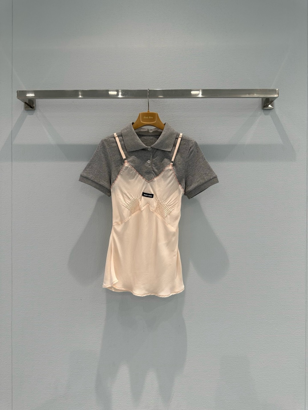 NO:732995,MiuMiu 2026 new spring and summer spliced ​​suspender Polo shirt, gray Polo shirt + nude suspender splicing, both girly and retro style, gray cotton short sleeves, classic lapels, nude satin suspenders with embroidered details, full of layering, brand logo on the chest, highly recognizable, can be easily worn in daily or light formal occasions, paired with high-waisted pants/skirts, elegant and casual switching at will!  Size SML,,miumiu,skirts,T-shirt,19860909MiuMiu2026春夏新品拼接吊带Polo衫,灰色Polo衫+裸色吊带拼接,少女感与复古风兼具,灰色棉质短袖,经典翻领,裸色缎面吊带配刺绣细节,层次感满满,胸前品牌标识,辨识度高,日常或轻正式场合都能轻松驾驭,搭配高腰裤/半裙,优雅休闲随心切换！ 码数SML,,miumiu,skirts,T-shirt,,Women's clothing