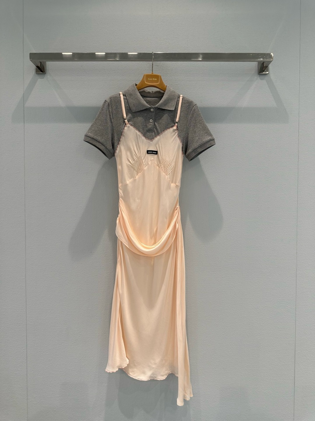 NO:733003,MiuMiu 2026 spring and summer new splicing dress, this splicing dress, gray knitted Polo shirt + light pink satin suspender skirt, is retro and modern, the knitted part is soft and comfortable, the satin skirt is full of luster, the chest pleat + waist drape design is super layered, it can be easily worn in daily or light formal occasions, paired with short boots and small leather shoes, elegant and casual switching at will!  Code numberSML,,miumiu,boots,skirts,19860909MiuMiu2026春夏新款拼接连衣裙,这款拼接连衣裙,灰色针织Polo衫+浅粉缎面吊带裙,复古又现代,针织部分柔软舒适,缎面裙身光泽感满满,胸前褶皱+腰部垂坠设计超有层次感,日常或轻正式场合都能轻松驾驭,搭配短靴、小皮鞋,优雅休闲随心切换！码数SML,,miumiu,boots,skirts,,Women's clothing