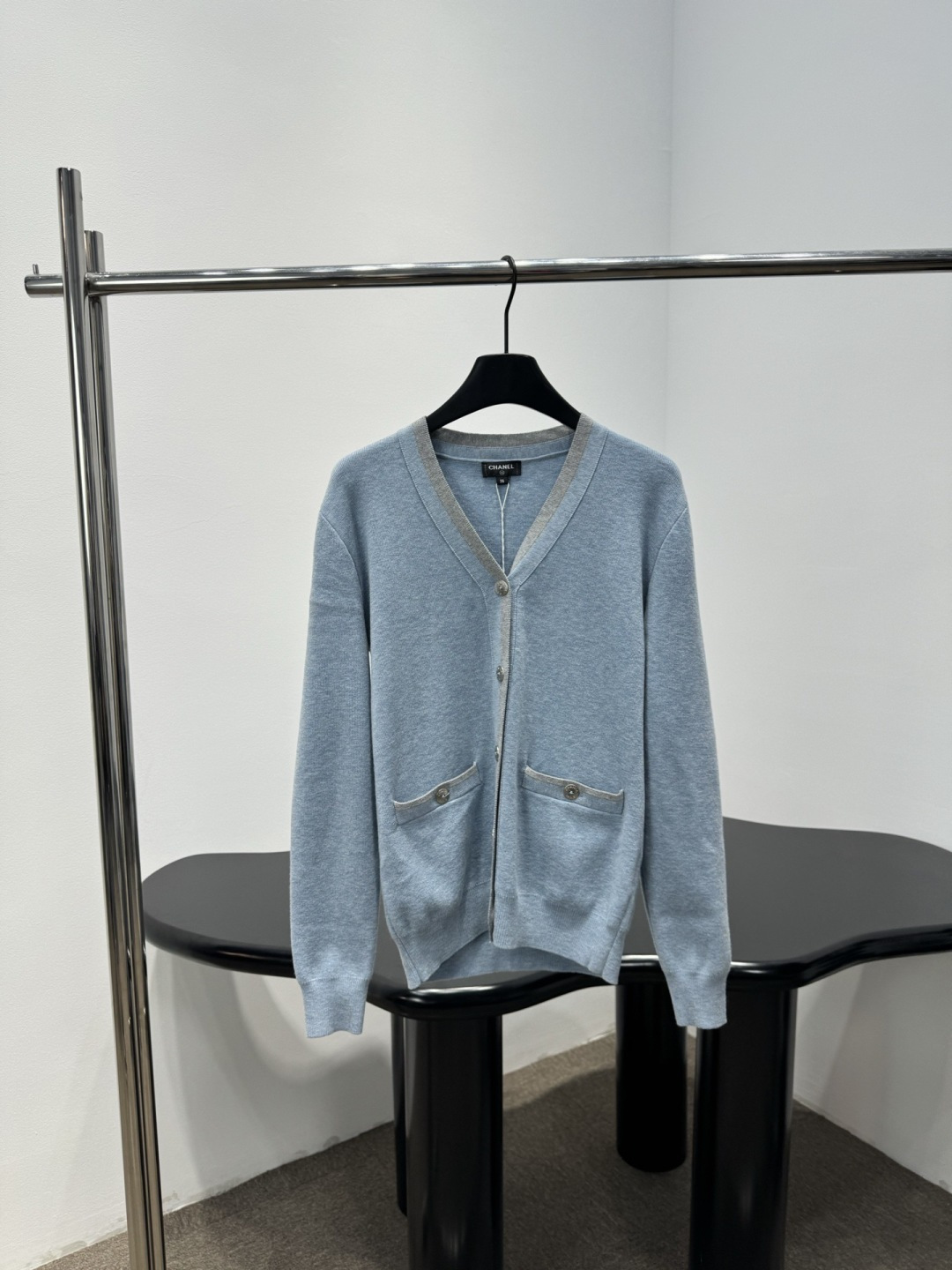 NO:733738,Chanel sky blue cashmere V-neck cardigan, made of high-proportion cashmere material, soft and delicate, super comfortable to wear in autumn and winter, V-neck + metal buttons + pocket chain decoration, full of French elegance and loose shoulder sleeves, highly tolerant, looks great with T-shirts, suspenders or skirts. The gray is low-key and versatile, can be easily used for commuting or leisure, practical and fashionable, it is a must-have item in the autumn and winter wardrobe!  Size SML,,chanel,chanel,skirts,tees,t-shirt,19860909Chanel香奈儿天青色羊绒V领开衫,高比例羊绒材质,柔软细腻,秋冬穿超舒服,V领+金属纽扣+口袋链条装饰,法式优雅感满满宽松落肩袖,包容性强,搭配T恤、吊带或裙装都很出彩,灰色低调百搭,通勤、休闲都能轻松驾驭,实用又时髦,是秋冬衣橱必备单品！码数SML,,chanel,chanel,skirts,tees，t-shirt,,Women's clothing
