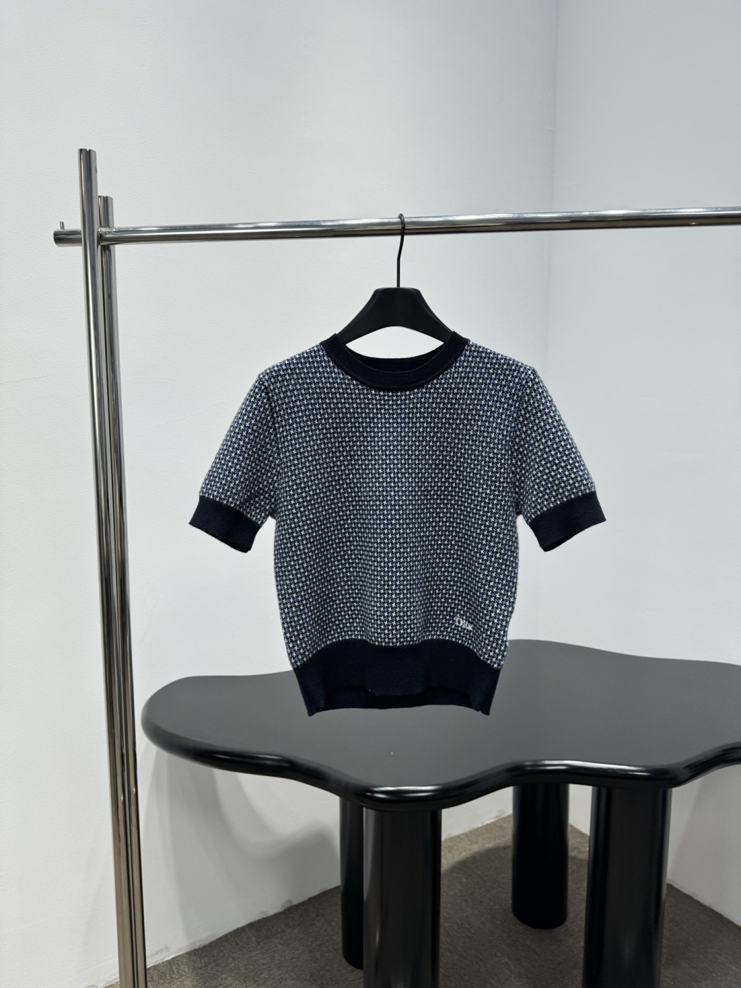 NO:733727,Dior Oblique knitted short-sleeved cardigan, classic blue with white presbyopia pattern, highly recognizable for the brand, round neck + short sleeve design, super comfortable to wear in spring and summer, the knitted fabric is soft and elastic, suitable for daily commuting or leisure, 'Dior' embroidery details on the chest, full of sophistication, match it with items from the same series or simple inner wear, you can easily get a high-end look!  Size SML,,dior,T-shirt,19860909Dior Oblique针织短袖开衫,经典蓝色搭配白色老花图案,品牌辨识度超高,圆领+短袖设计,春夏穿超舒适,针织面料柔软有弹性,日常通勤或休闲都很适合,胸前“Dior”刺绣细节,精致感满满,搭配同系列单品或简约内搭,轻松get高级感穿搭！码数SML,,dior,T-shirt,,Women's clothing