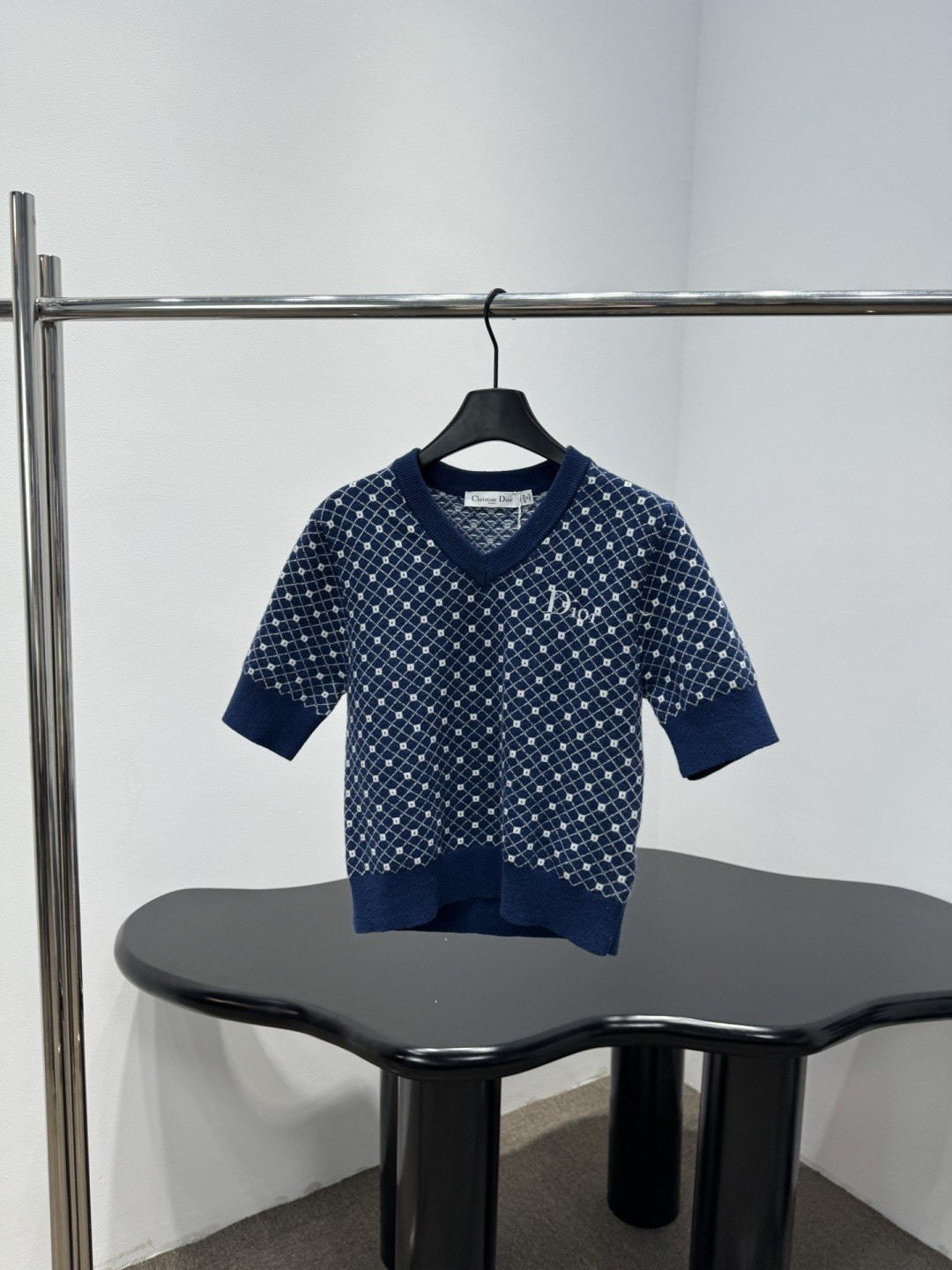 NO:733742,Dior Oblique knitted short-sleeved cardigan, classic blue with white presbyopia pattern, highly recognizable for the brand, V-neck + short-sleeved design, super comfortable to wear in spring and summer, the knitted fabric is soft and elastic, suitable for daily commuting or leisure, 'Dior' embroidery details on the chest, full of sophistication, match it with items from the same series or simple inner wear, you can easily get a high-end look!  Size SML,,dior,T-shirt,19860909Dior Oblique针织短袖开衫,经典蓝色搭配白色老花图案,品牌辨识度超高,V领+短袖设计,春夏穿超舒适,针织面料柔软有弹性,日常通勤或休闲都很适合,胸前“Dior”刺绣细节,精致感满满,搭配同系列单品或简约内搭,轻松get高级感穿搭！码数SML,,dior,T-shirt,,Women's clothing