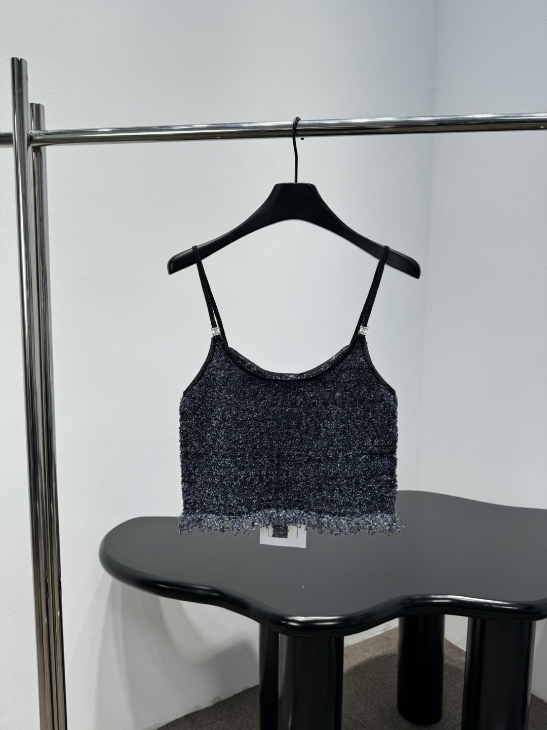 NO:733731,CHANEL knitted hollow vest, this white knitted hollow vest is embellished with black lace. It is simple and detailed. It is soft knitted fabric, breathable and comfortable. It is very suitable for summer. The short design modifies the waistline. Pair it with high-waisted pants or skirts to easily get French elegance. It can be worn daily or on vacation. It is practical and fashionable. It is a must-have and versatile item for summer wardrobe!  ,,chanel,skirts,19860909CHANEL针织镂空背心,这款白色针织镂空背心,黑色花边点缀,简约又有细节感,柔软针织面料,透气舒适,夏天穿超合适,短款设计修饰腰线,搭配高腰裤或半裙,轻松get法式优雅风,日常、度假都能穿,实用又时髦,是夏季衣橱必备百搭单品！,,chanel,skirts,,Women's clothing