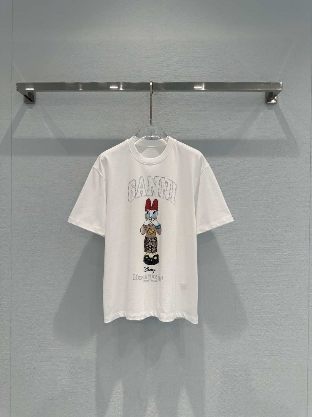 NO:734206,GANNI x Disney Daisy co-branded T-shirt GANNI and Disney co-branded Daisy Duck T-shirt, pure white background + loose fit, super comfortable to wear, exquisite Daisy duck embroidery on the chest, wearing bikini + leopard print skirt, full of summer atmosphere, GANNI letters on the top and 'Have a nice day!' slogan below, perfect details, joint identity can be recognized at a glance, fashionable and interesting!  Size SML,,skirts,tees,t-shirt,bikinis,19860909GANNI x Disney黛丝联名T恤GANNI和迪士尼联名黛丝鸭T恤,纯白底色+宽松版型,穿着超舒适,胸前黛丝鸭刺绣超精致,穿比基尼+豹纹裙,夏日氛围感拉满,上方GANNI字母和下方“Have a nice day!”标语,细节满分,联名身份一眼识别,时髦又有趣！码数SML,,skirts,tees，t-shirt,bikinis,,Women's clothing