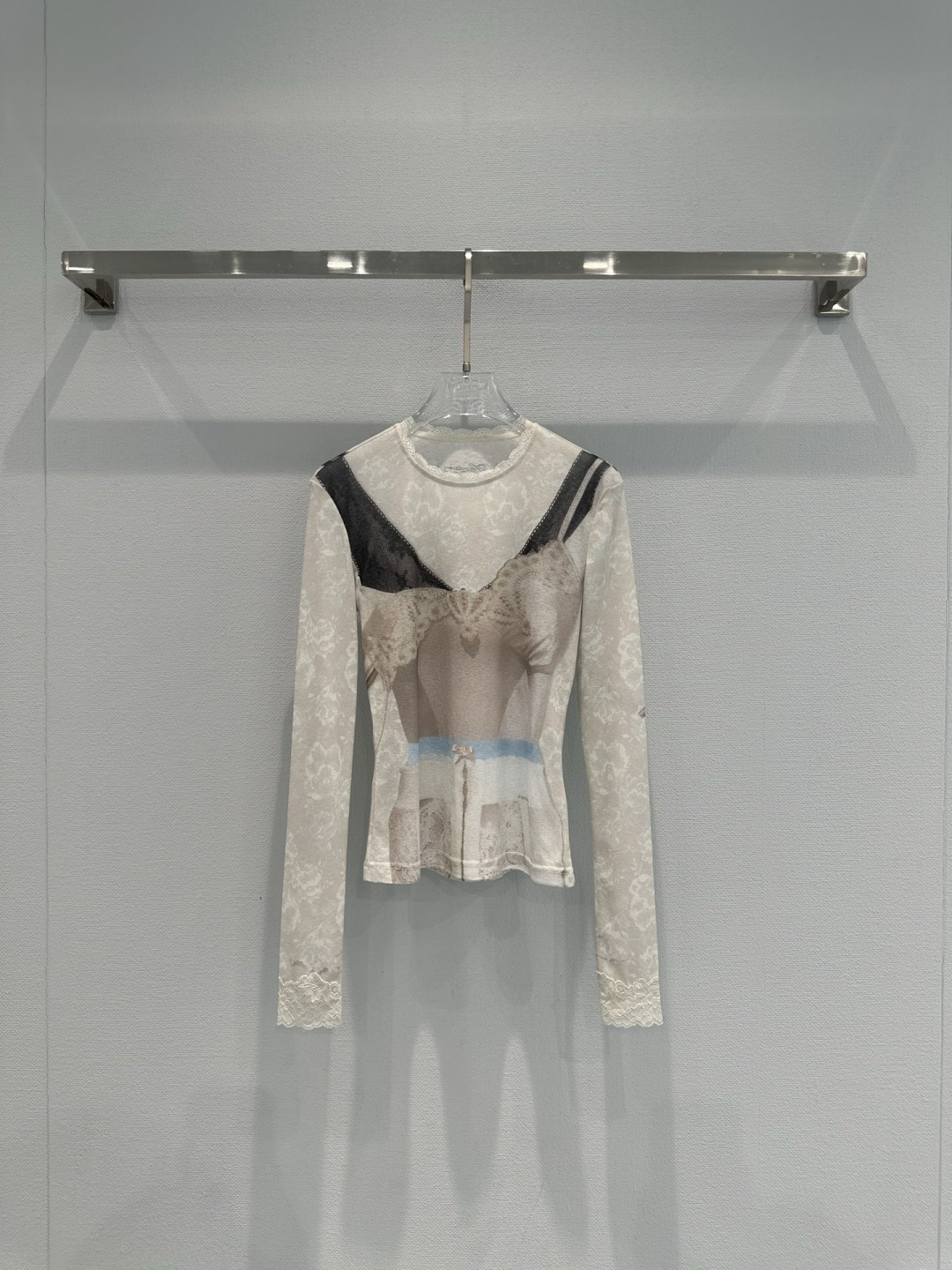 NO:734242,FORDARE 26 early spring series lace layered 3D printed bottoming shirt, thin lace + 3D printing, full of hazy layering, black lace splicing on the shoulders, super exquisite details on the cuffs and hem, layered with suspenders or underwear, easy to control the sweet and cool style, can be worn daily or on vacation, paired with wide-leg jeans or skirts, slim and individual, with both design and practicality, a must-have for fashionable girls!  Code numberSML,,skirts,jeans,19860909FORDARE福蝶26早春系列蕾丝叠穿3D印花打底衫,轻薄蕾丝+3D印花,朦胧层次感满分,肩部黑色蕾丝拼接,袖口和下摆细节超精致,叠穿吊带或内衣,甜酷风轻松拿捏,日常、度假都能穿,搭配阔腿牛仔裤或裙装,显瘦又有个性,设计感与实用性兼具,时髦女孩必入！码数SML,,skirts,jeans,,Women's clothing