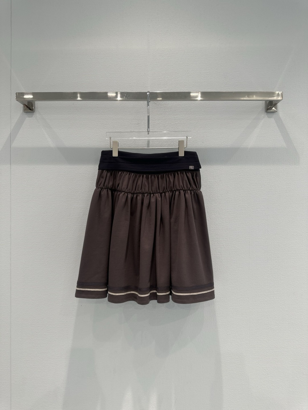 NO:734773,Korean brand Coyseio and Blythe Dolls jointly branded skirt, dark brown + black splicing, full of college style, multi-pleat lace design, full of layering, stripes on the skirt with super detailed sense, double-layer lining, comfortable and practical to wear, easy to control for daily commuting and leisure. Paired with striped tops or sweaters, you can easily get a gentle and sweet style. It has both design and practicality. It is very suitable for sisters who like unique style!  Code numberSML,,skirts,19860909韩国品牌Coyseio与Blythe娃娃联名半身裙,深咖色+黑色拼接,学院风满满,多褶花边设计,层次感十足,裙摆条纹点缀超有细节感,内衬双层,穿着舒适又实用,日常通勤、休闲都能轻松驾驭,搭配条纹上衣或针织衫,温柔甜美风轻松get,设计感与实用性兼具,超适合喜欢独特风格的姐妹们！码数SML,,skirts,,Women's clothing