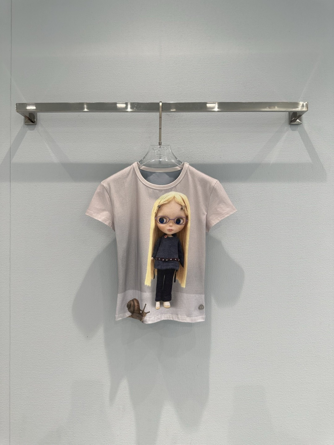 NO:734747,Coyseio and Blythe co-branded short-sleeves, front shoulder design + soft cotton, super comfortable to wear in summer, front is Blythe standing doll + snail element, Korean cartoon style is super cute and niche, short cut makes you taller and slimmer, paired with high-waisted pants or skirts, you can easily get sweet and cool or Korean style, it is great for daily life and photo shoots, don’t miss it if you like unique designs!  Size SML,,skirts,T-shirt,19860909Coyseio与Blythe联名短袖,正肩设计+柔软棉质,夏天穿超舒服,正面是Blythe站姿娃娃+蜗牛元素,韩系卡通风格超可爱又小众,短款剪裁显高显瘦,搭配高腰裤或半裙,轻松get甜酷or韩系穿搭,日常、拍照都很出片,喜欢独特设计的姐妹别错过！码数SML,,skirts,T-shirt,,Women's clothing