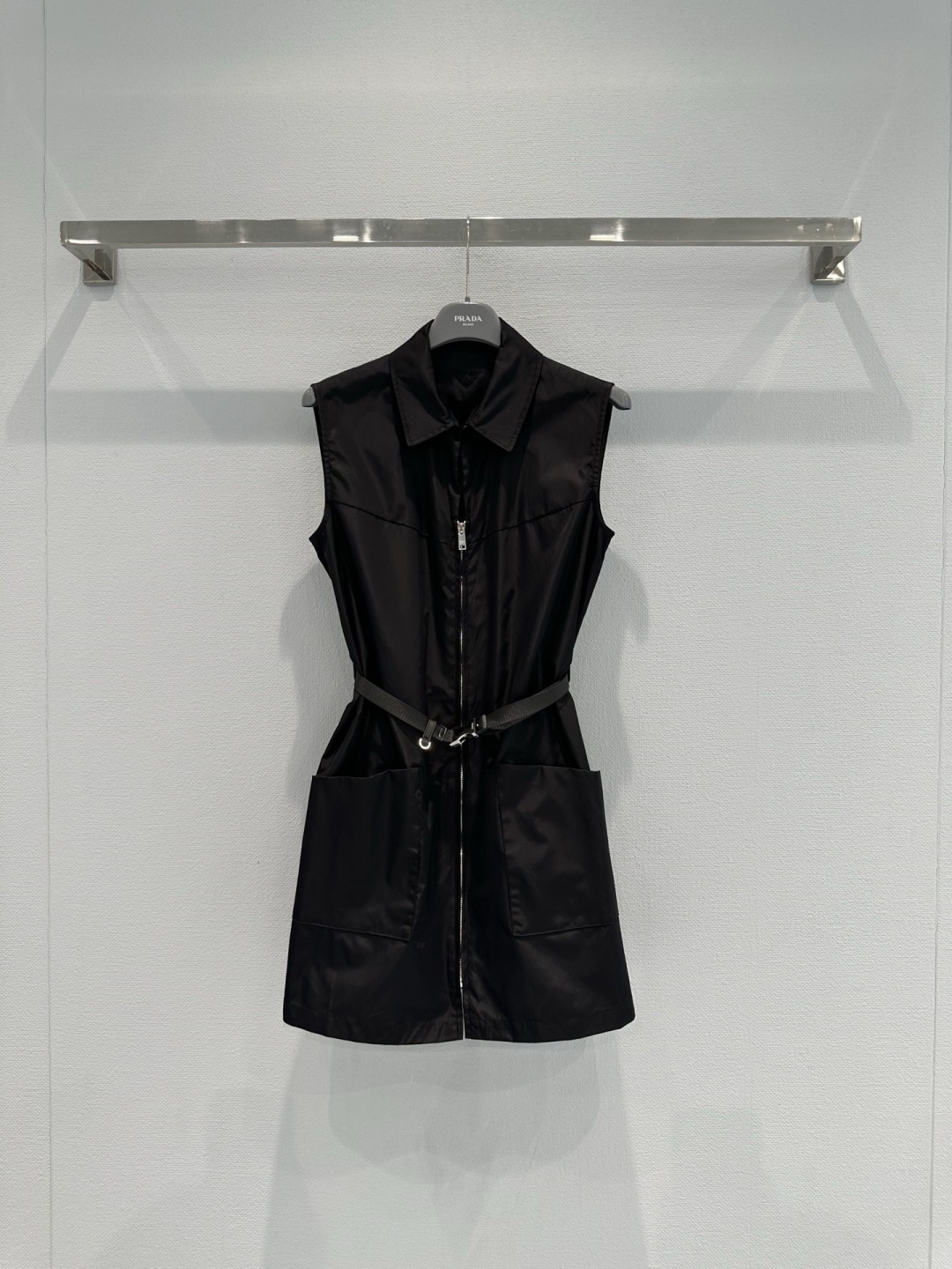 NO:734757,Prada's new 2026 spring and summer regenerated nylon sleeveless dress, this regenerated nylon sleeveless dress is made of environmentally friendly materials, lightweight and durable, and the black simple design is super textured. It has a lapel + zipper + waist, full of work style, and the metal buckle belt is adjustable. It is comfortable to wear and shows your figure. The mini skirt is long and can be easily worn in daily or light formal occasions. Paired with boots or high heels, it will directly add a sense of fashion!  Size SML,,prada,boots,high heels,skirts,19860909Prada2026春夏新款再生尼龙无袖连衣裙,这款再生尼龙无袖连衣裙,采用环保材质,轻盈耐用,黑色简约设计超有质感,翻领+拉链+束腰,工装风满满,金属扣腰带可调节,穿着舒适又显身材,迷你裙长,日常或轻正式场合都能轻松驾驭,搭配靴子或高跟鞋,时髦感直接拉满！码数SML,,prada,boots,high heels,skirts,,Women's clothing