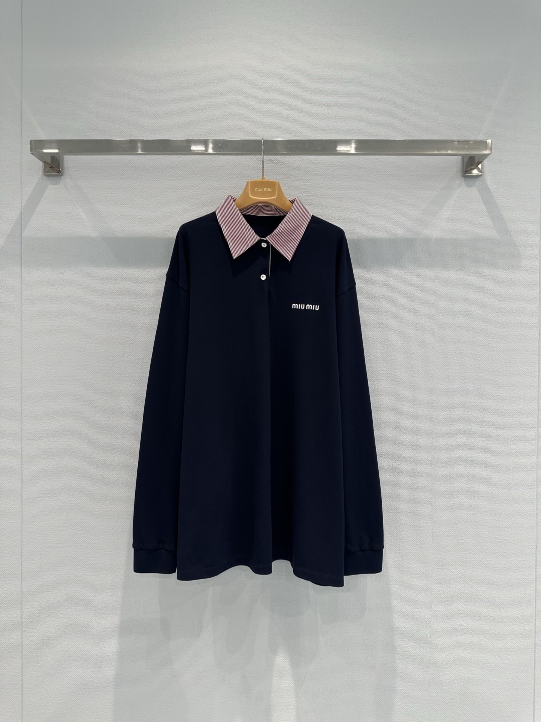 NO:734765,MiuMiu 2026 early spring series spliced ​​Polo sweatshirt, dark blue cotton fabric, comfortable and warm, red and white striped Polo collar, fake two-piece design is super layered, brand embroidery on the chest is low-key and recognizable, loose version, can be easily controlled for daily commuting or leisure, looks great with jeans or skirts, age-reducing and fashionable!  Size SML,,miumiu,hoodie,sweatshirts,skirts,jeans,19860909MiuMiu2026早春系列拼接Polo卫衣,深蓝棉质面料,舒适又保暖,红白条纹Polo领,假两件设计超有层次感,胸前品牌刺绣低调又有辨识度,宽松版型,日常通勤或休闲都能轻松驾驭,搭配牛仔裤或半裙都很出彩,减龄又时髦！码数SML,,miumiu,hoodie,sweatshirts,skirts,jeans,,Women's clothing