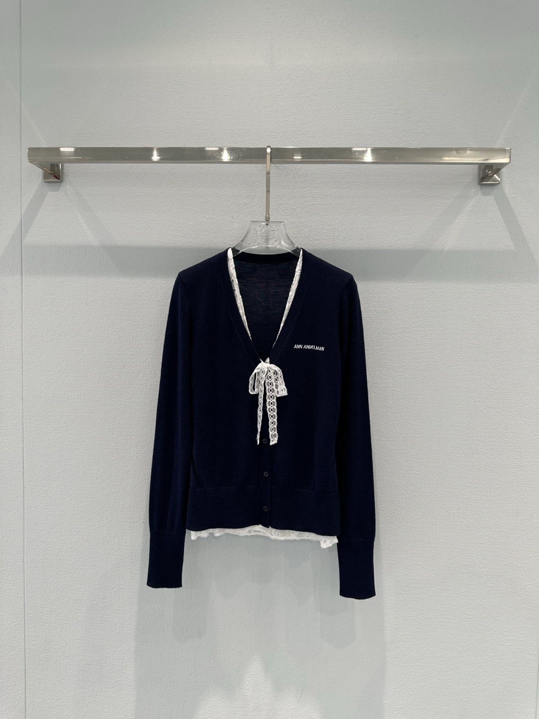 NO:735217,ANN ANDELMAN lace fake two-piece sweater ANN ANDELMAN 2026 early spring new style, navy knitted cardigan + white lace inner, fake two-piece design is super layered, V-neck bow embellishment, full of French elegant atmosphere, soft knitted fabric, super comfortable to wear in spring and autumn, easy to control college style or commuting, paired with pleated skirt or high-waist pants, sweet or capable switch at will, very suitable for daily outings, classes, and dates!  Code numberSML,,skirts,19860909ANN ANDELMAN蕾丝假两件针织衫 ANN ANDELMAN 2026早春新款,藏青色针织开衫+白色蕾丝内搭,假两件设计超有层次感,V领蝴蝶结点缀,法式优雅氛围感拉满,柔软针织面料,春秋穿超舒服,学院风or通勤都能轻松驾驭,搭配百褶裙or高腰裤,甜美or干练随心切换,日常出街、上课、约会都很适合哦！ 码数SML,,skirts,,Women's clothing