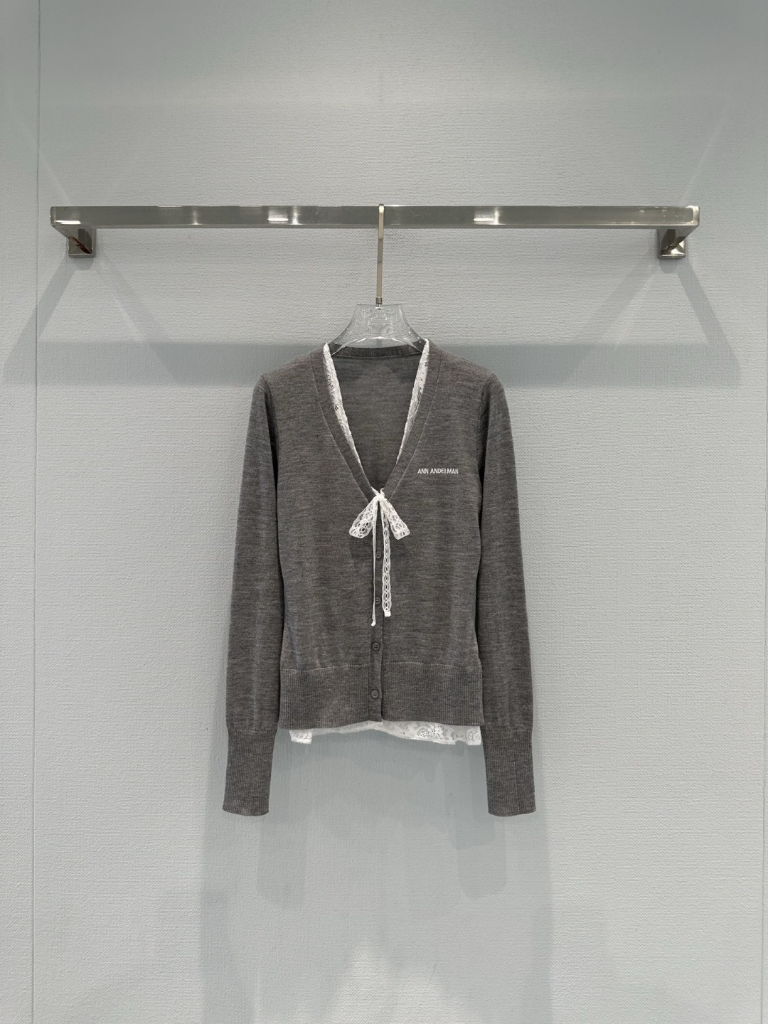 NO:735206,ANN ANDELMAN lace fake two-piece sweater, ANN ANDELMAN 2026 early spring new style, navy knitted cardigan + white lace inner, fake two-piece design is super layered, V-neck bow embellishment, full of French elegant atmosphere, soft knitted fabric, super comfortable to wear in spring and autumn, easy to control college style or commuting, paired with pleated skirt or high-waist pants, sweet or capable switch at will, very suitable for daily outings, classes, and dates!  Code numberSML,,skirts,19860909ANN ANDELMAN蕾丝假两件针织衫,ANN ANDELMAN 2026早春新款,藏青色针织开衫+白色蕾丝内搭,假两件设计超有层次感,V领蝴蝶结点缀,法式优雅氛围感拉满,柔软针织面料,春秋穿超舒服,学院风or通勤都能轻松驾驭,搭配百褶裙or高腰裤,甜美or干练随心切换,日常出街、上课、约会都很适合哦！ 码数SML,,skirts,,Women's clothing