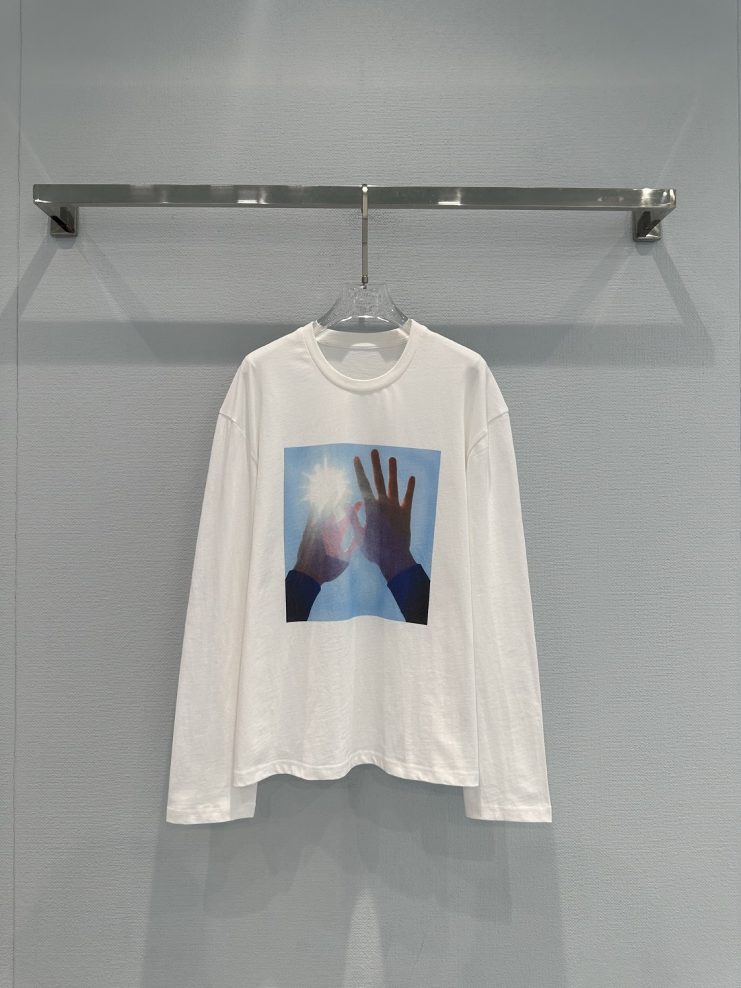 NO:735246,Jil Sander SS26 series printed long-sleeved T-shirts are made of pure cotton material, soft and comfortable, suitable for daily wear, white main color + abstract printing on the front, full of art, simple and personalized, loose version, easy to control for both men and women, can be worn alone or layered, easy to create a sense of layering, minimalist style + high-quality fabrics, low-key elegance, can be easily held for commuting and leisure!  Code number SML,,jil sander,tees,t-shirt,19860909Jil Sander SS26系列印花长袖T恤,采用纯棉材质,柔软舒适,适合日常穿着,白色主色+正面抽象印花,艺术感满满,简约又有个性,宽松版型,男女都能轻松驾驭,单穿或内搭都很OK,轻松打造层次感,极简风格+高品质面料,低调优雅,通勤休闲都能轻松hold住！码数SML,,jil sander,tees，t-shirt,,Women's clothing