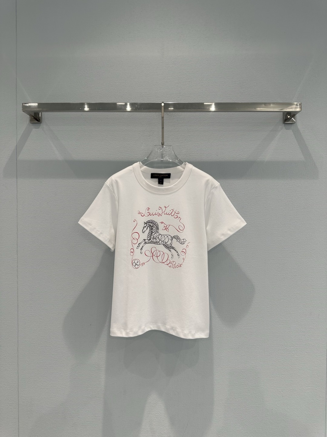 NO:735684,LV 2026 Early Spring Year of the Horse limited T-shirt, made of high-count mercerized cotton, soft and silky, perfect drape, white round neck + loose tailoring, comfortable and versatile, can be worn alone or layered, the Year of the Horse print on the chest incorporates Monogram elements, the red and black color scheme is low-key and noble, the zodiac theme has a New Year atmosphere, it can be easily used for commuting, dating, and festivals, and it looks great with skirts, shorts or jackets!  Size SML,,louis vuitton,skirts,shorts,jackets & coats,tees,t-shirt,19860909LV 2026早春马年限定T恤,高支丝光棉材质,柔软丝滑,垂坠感满分,白色圆领+宽松剪裁,舒适又百搭,单穿叠穿都OK,胸前马年印花融合Monogram元素,红黑配色低调贵气,生肖主题超有新年氛围,通勤、约会、节日都能轻松驾驭,搭配半裙、短裤或外套都很出彩！码数SML,,louis vuitton,skirts,shorts,jackets & coats,tees，t-shirt,,Women's clothing