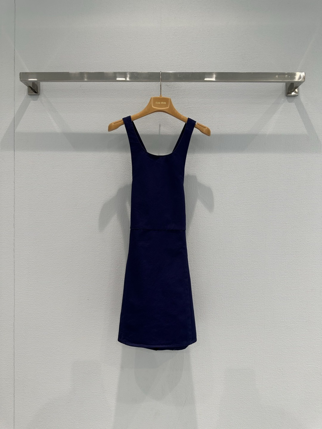 NO:735719,MiuMiu 2026 spring and summer show dress, dark navy color, simple and elegant style, sleeveless + back cross design, modify the shoulder and neck lines, add layering, A-line skirt, moderate length, can be easily worn in daily or light formal occasions, the fabric is light and drape, comfortable to wear and elegant, it is a fashionable item with both practicality and design!  Code numberSML,,miumiu,skirts,19860909MiuMiu 2026春夏秀场款连衣裙,深海军蓝配色,简约优雅风格,无袖+背部交叉设计,修饰肩颈线条,增添层次感,A字裙摆,长度适中,日常或轻正式场合都能轻松驾驭,面料轻盈有垂感,穿着舒适又显气质,是实用与设计感兼具的时尚单品！码数SML,,miumiu,skirts,,Women's clothing