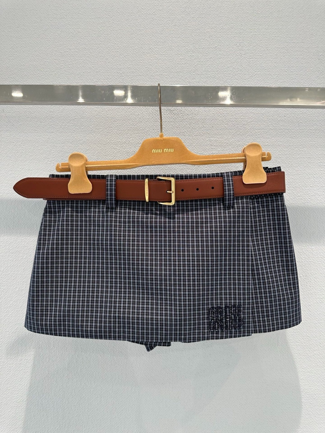 NO:735680,MiuMiu 2026 early spring series plaid skirt shorts, classic dark plaid + low-waist design, retro and fashionable, high-quality fabrics, comfortable to wear, easy to control in daily life or activities, the skirt cut is both beautiful and practical, paired with a shirt or knitted top, you can easily get an elegant and casual style, suitable for sisters who pursue fashion quality!  Size SML,,miumiu,skirts,shorts,shirts,19860909MiuMiu 2026早春系列格纹半身裙式短裤,经典深色格纹+低腰设计,复古又时髦,高品质面料,穿着舒适,日常或活动都能轻松驾驭,裙式剪裁兼具美观与实用,搭配衬衫或针织上衣,轻松get优雅休闲风,适合追求时尚品质的姐妹们！码数SML,,miumiu,skirts,shorts,shirts,,Women's clothing