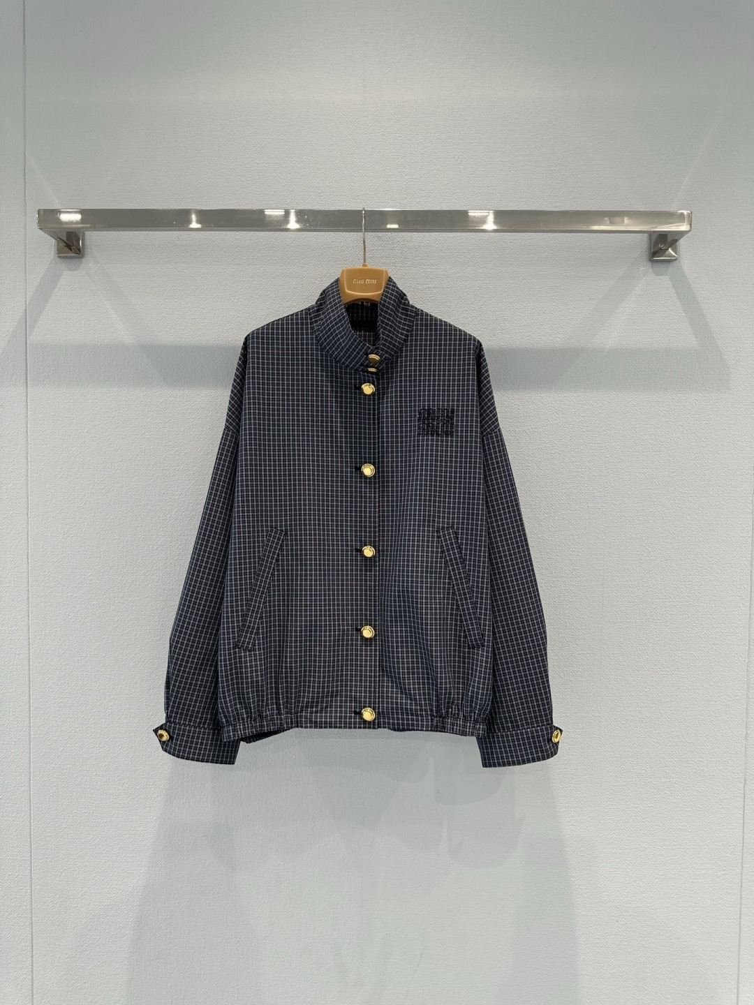 NO:735675,MiuMiu 2026 spring and summer series plaid stand-collar jacket, blue and gray fine plaid design, full of retro college style, high-quality cotton fabric, soft and skin-friendly, loose fit and super casual, imitation metal buttons + brand embroidery on the chest, full of details, can be worn alone or layered, and can be easily switched with jeans, skirts, and overalls. It is a must-have and versatile item in the early spring wardrobe!  Size SML,,miumiu,skirts,jeans,jackets & coats,19860909MiuMiu2026春夏系列格纹立领夹克,蓝灰细格纹设计,复古学院风满满,高品质棉质面料,柔软亲肤,宽松版型超显随性,仿金属纽扣+胸前品牌刺绣,细节感拉满,单穿或叠穿都很OK,搭配牛仔裤、短裙、工装裤都能轻松切换风格,是早春衣橱必备百搭单品！码数SML,,miumiu,skirts,jeans,jackets & coats,,Women's clothing