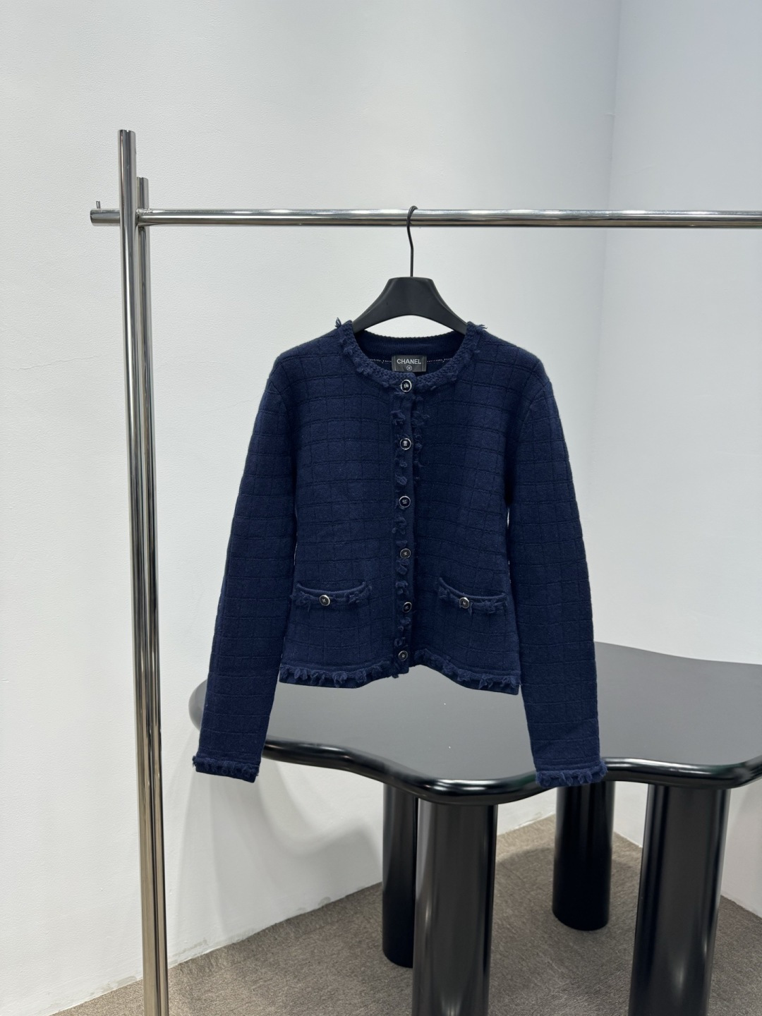 NO:735689,Chanel 2026 spring three-color cashmere cardigan, soft cashmere blend, delicate and warm to the touch, a must-have for autumn and winter, round neck + retro button design, French elegance, slightly loose fit, ribbed cuffs and hem, comfortable and elegant. It can be easily controlled for daily commuting and leisure, and it looks great with jeans or skirts, easily creating a lazy and high-end look!  Code numberSML,,chanel,skirts,jeans,19860909Chanel2026春款三色羊绒开衫,柔软羊绒混纺,触感细腻又保暖,秋冬必备,圆领+复古纽扣设计,法式优雅满分,微宽松版型,袖口和下摆罗纹收口,舒适又显气质.日常通勤、休闲都能轻松驾驭,搭配牛仔裤或裙装都很出彩,轻松打造慵懒高级感！ 码数SML,,chanel,skirts,jeans,,Women's clothing