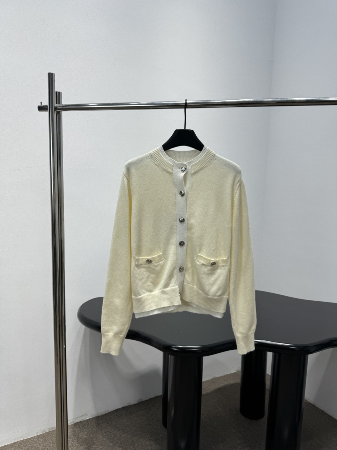 NO:735659,Chanel 2026 Spring Off-White Knitted Cardigan, this off-white knitted cardigan is made of soft fabric and is super comfortable. The round neck + metal button design is simple and practical. There are two symmetrical pockets on the front, which is convenient for storing small items. It is suitable for daily commuting or leisure. The off-white color is versatile and can be easily matched with various inner wear and bottoms. It is very suitable for spring and autumn. The overall cut is loose, comfortable to wear, both practical and fashionable. A must-have for girls with simple style!  Code number SML,,chanel,19860909Chanel2026春款米白色针织开衫,这款米白色针织开衫,柔软面料超舒适,圆领+金属纽扣设计简约又实用,正面有两个对称口袋,方便收纳小物,日常通勤或休闲都很适合,米白色百搭,轻松搭配各种内搭和下装,春秋季节穿超合适～整体剪裁宽松,穿着自在,兼具实用与时尚感,简约风女孩必入！码数SML,,chanel,,Women's clothing