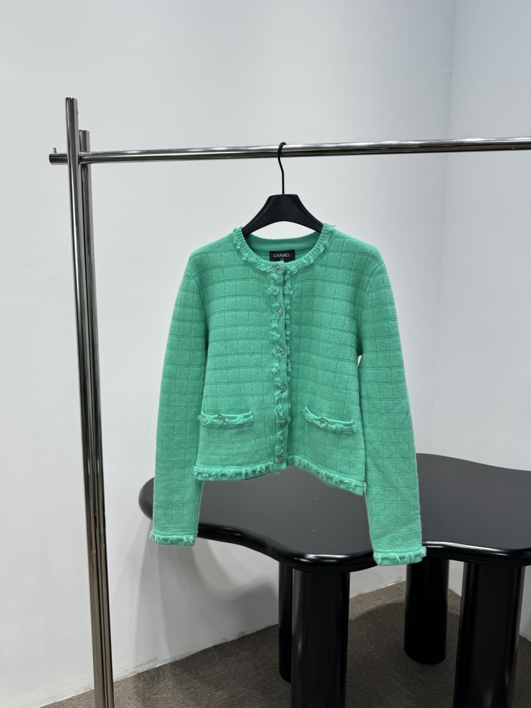 NO:735699,Chanel 2026 spring three-color cashmere cardigan, soft cashmere blend, delicate and warm to the touch, a must-have for autumn and winter, round neck + retro button design, French elegance, slightly loose fit, ribbed cuffs and hem, comfortable and elegant. It can be easily controlled for daily commuting and leisure, and it looks great with jeans or skirts, easily creating a lazy and high-end look!  Code numberSML,,chanel,skirts,jeans,19860909Chanel2026春款三色羊绒开衫,柔软羊绒混纺,触感细腻又保暖,秋冬必备,圆领+复古纽扣设计,法式优雅满分,微宽松版型,袖口和下摆罗纹收口,舒适又显气质.日常通勤、休闲都能轻松驾驭,搭配牛仔裤或裙装都很出彩,轻松打造慵懒高级感！ 码数SML,,chanel,skirts,jeans,,Women's clothing