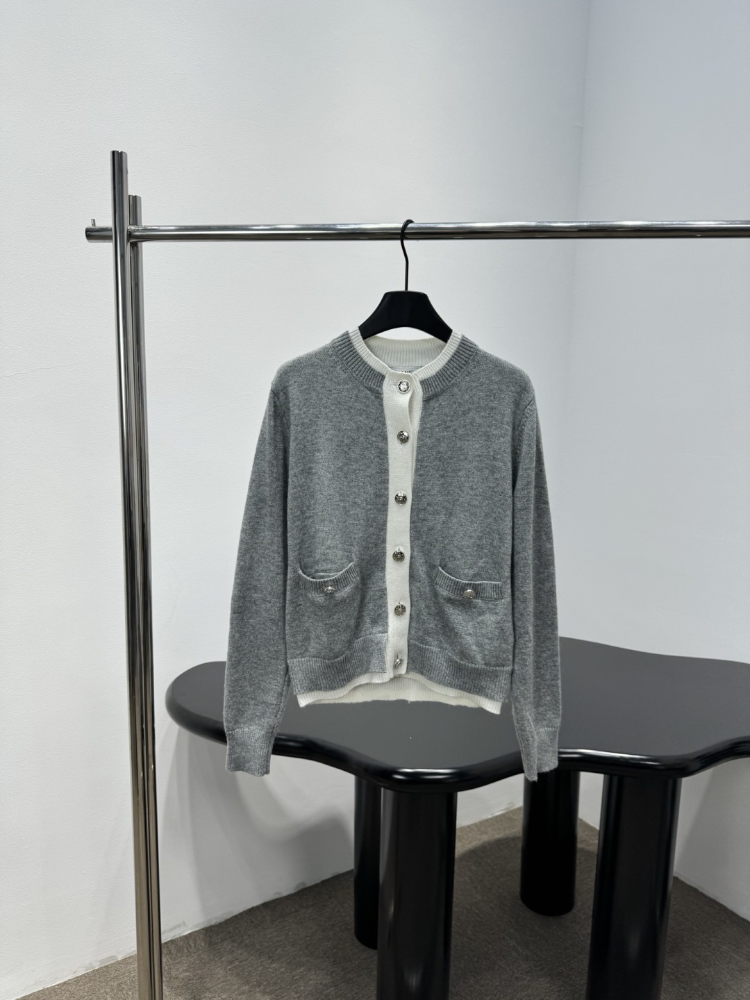 NO:735667,Chanel 2026 Spring Off-White Knitted Cardigan, this off-white knitted cardigan is made of soft fabric and is super comfortable. The round neck + metal button design is simple and practical. There are two symmetrical pockets on the front, which is convenient for storing small items. It is suitable for daily commuting or leisure. The off-white color is versatile and can be easily matched with various inner wear and bottoms. It is very suitable for spring and autumn. The overall cut is loose, comfortable to wear, both practical and fashionable. A must-have for girls with simple style!  Code number SML,,chanel,19860909Chanel2026春款米白色针织开衫,这款米白色针织开衫,柔软面料超舒适,圆领+金属纽扣设计简约又实用,正面有两个对称口袋,方便收纳小物,日常通勤或休闲都很适合,米白色百搭,轻松搭配各种内搭和下装,春秋季节穿超合适～整体剪裁宽松,穿着自在,兼具实用与时尚感,简约风女孩必入！码数SML,,chanel,,Women's clothing