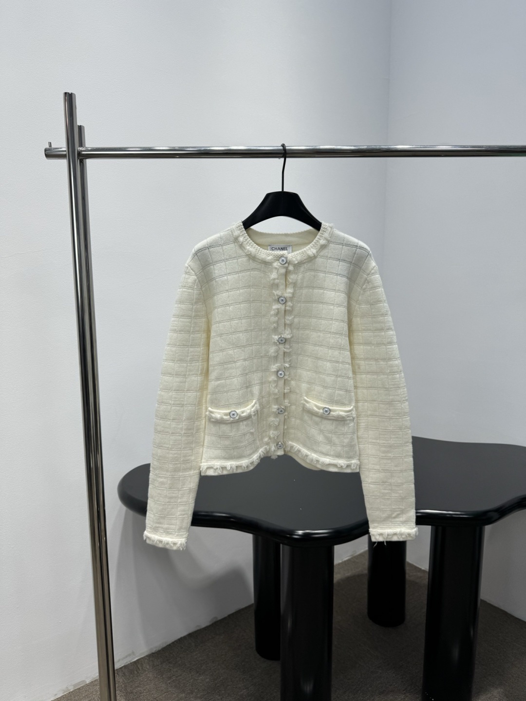 NO:735709,Chanel 2026 spring three-color cashmere cardigan, soft cashmere blend, delicate and warm to the touch, a must-have for autumn and winter, round neck + retro button design, French elegance, slightly loose fit, ribbed cuffs and hem, comfortable and elegant. It can be easily controlled for daily commuting and leisure, and it looks great with jeans or skirts, easily creating a lazy and high-end look!  Code numberSML,,chanel,skirts,jeans,19860909Chanel2026春款三色羊绒开衫,柔软羊绒混纺,触感细腻又保暖,秋冬必备,圆领+复古纽扣设计,法式优雅满分,微宽松版型,袖口和下摆罗纹收口,舒适又显气质.日常通勤、休闲都能轻松驾驭,搭配牛仔裤或裙装都很出彩,轻松打造慵懒高级感！ 码数SML,,chanel,skirts,jeans,,Women's clothing