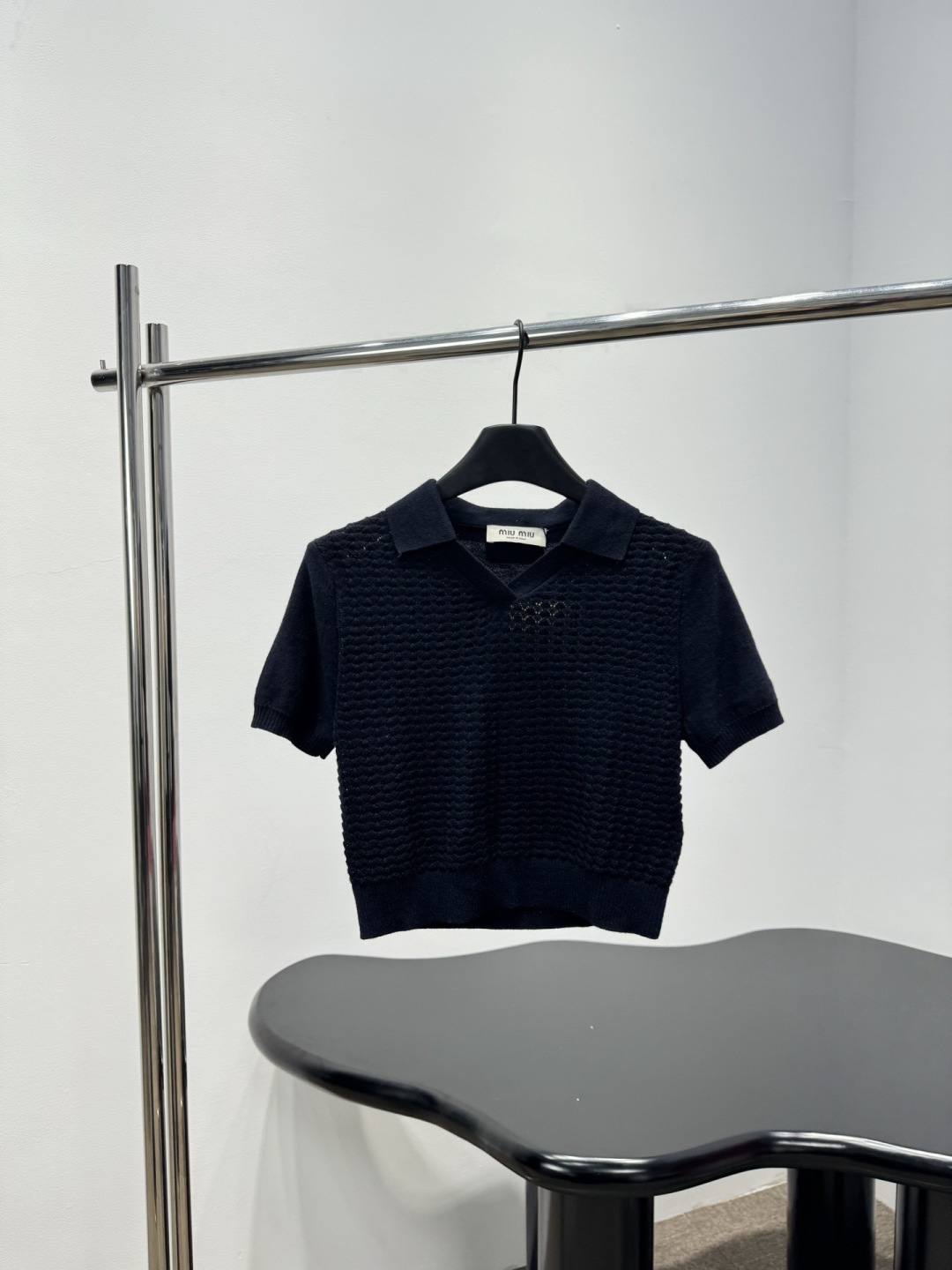 NO:735653,MiuMiu hollow knitted POLO short-sleeved shirt, this black hollow knitted POLO short-sleeved, classic lapel design, simple and fashionable, cotton + mulberry silk blend, soft and breathable, super comfortable to wear in summer~ The hollow texture enhances the sense of layering, and is also cool, regular length + mid-sleeves, covering the flesh and making you look slimmer, it goes well with shorts, jeans or casual pants, and can be worn for commuting and vacation!  It is recommended to hand wash to protect the hollow details!  Size SML,,miumiu,shorts,jeans,T-shirt,19860909MiuMiu镂空针织POLO短袖衫,这款黑色镂空针织POLO短袖,经典翻领设计,简约又时髦,棉+桑蚕丝混纺,柔软透气,夏天穿超舒服～镂空纹理提升层次感,还很凉爽,常规衣长+中袖,遮肉显瘦,搭配短裤、牛仔裤或休闲裤都很OK,通勤度假都能穿！建议手洗,保护镂空细节哦！码数SML,,miumiu,shorts,jeans,T-shirt,,Women's clothing