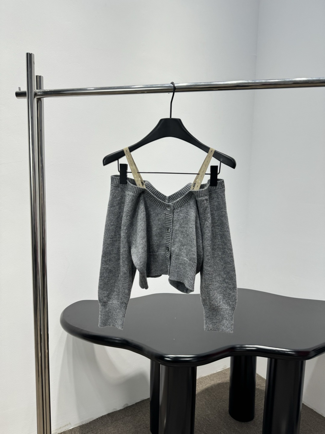 NO:735651,MiuMiu 2026 spring gray short sweater, soft knitted fabric, good elasticity and close-fitting, V-neck design modifies the neck line, small letter embroidery on the chest is super detailed, short cut, paired with high-waisted pants or skirts, it can easily raise the waistline, suitable for daily commuting and leisure, gray is versatile, no matter how you match it, it is just right to wear in spring and autumn, warm and not heavy!  Code numberSML,,miumiu,skirts,19860909MiuMiu2026春款灰色短款针织衫,柔软针织面料,弹性好又贴身,V领设计修饰颈部线条,胸前小字母刺绣超有细节感,短款剪裁,搭配高腰裤或裙子,轻松拉高腰线,日常通勤、休闲都很适合,灰色百搭,怎么搭都不出错,春秋季节穿刚刚好,保暖又不厚重！ 码数SML,,miumiu,skirts,,Women's clothing