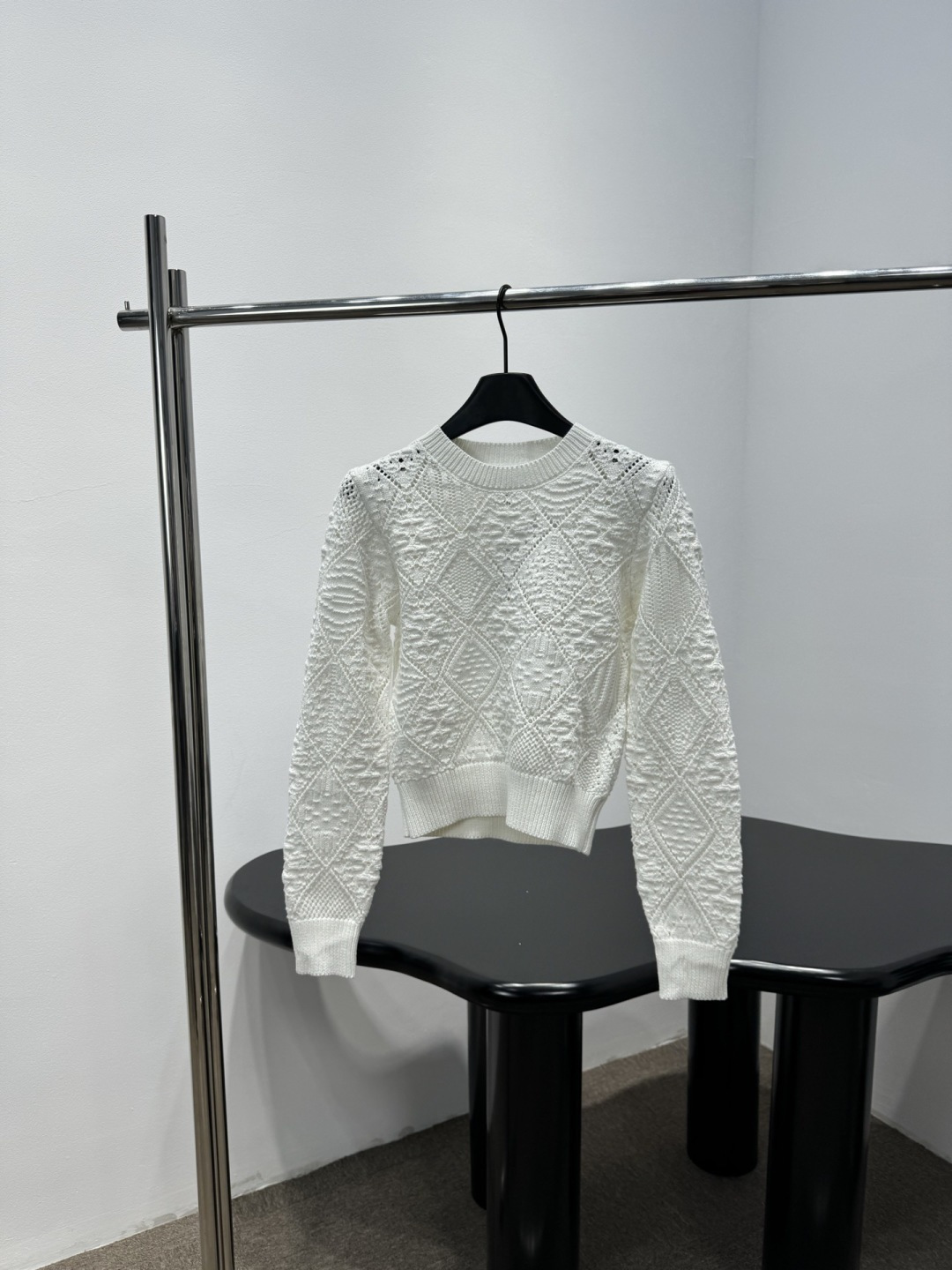 NO:735664,Dior 2026 early spring series hollow sweater, round neck + three-dimensional rhombus hollow texture, palace-style puff sleeve design, delicate and elegant, creamy white color, versatile and gentle, very suitable for early spring wear, fine knitting technology, stiff but not fat, modified shoulder lines, slimming effect is great, can be paired with gauze skirt, high-waisted pants or leather shorts, easily create a high-end daily or formal look, it is a must-have classic item in the wardrobe!  Code numberSML,,dior,skirts,shorts,19860909Dior 2026早春系列镂空针织衫,圆领+立体菱格镂空纹理,宫廷风泡泡袖设计,精致又优雅,奶油白色调,百搭温柔,早春穿搭超合适,针织工艺细腻,版型硬挺但不显胖,修饰肩部线条,显瘦效果很赞,可搭配纱裙、高腰裤或皮质短裤,轻松打造高级感日常或正式造型,是衣橱必备经典单品！ 码数SML,,dior,skirts,shorts,,Women's clothing