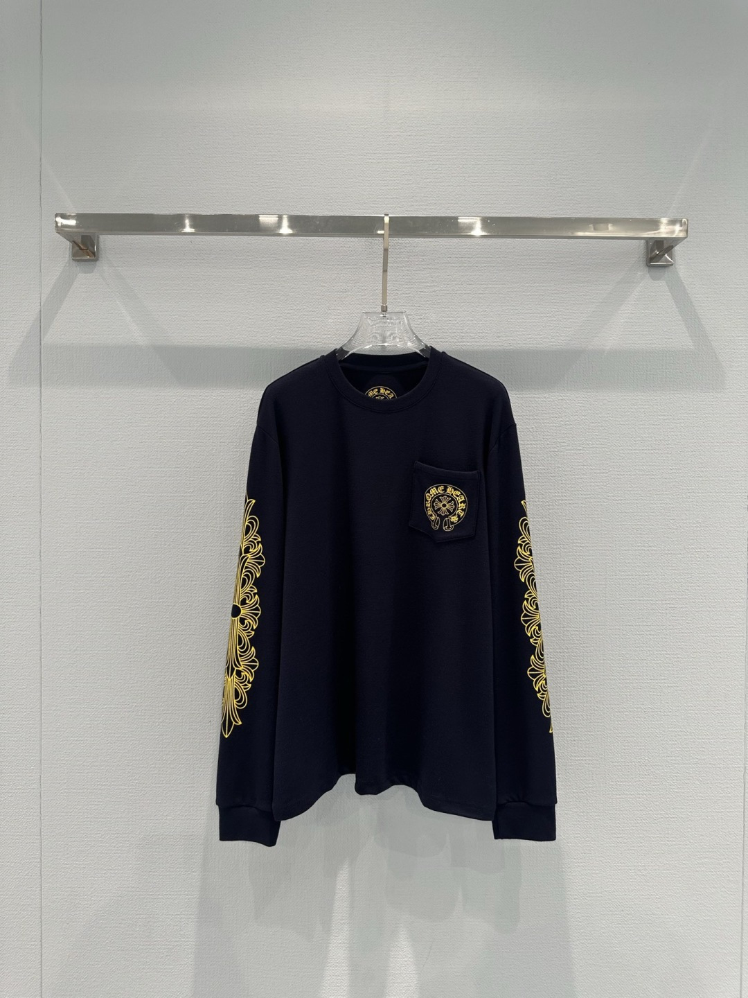 NO:735679,Chrome Hearts yellow and blue vine long-sleeved T-shirt is made of 230 grams of Cadillac pure cotton. It is soft, comfortable and breathable. It is great for daily wear. It has a loose straight fit and is suitable for all body types. There are pink vines and horseshoe prints on the sleeves and chest pockets. It is highly recognizable. The high-end printing paste is not easy to crack and fade after long-term washing. It is designed for couples and can be worn alone or layered. It can easily create a lazy and casual style!  Code number SML,,chrome hearts,tees,t-shirt,19860909Chrome Hearts黄蓝藤蔓长袖T恤,采用230克凯迪纯棉,柔软舒适,透气性好,日常穿着超赞,宽松直筒版型,适合各种身材,袖部和胸前口袋有粉色藤蔓+马蹄印花,辨识度满分,高端印花浆料,久洗不易开裂褪色,情侣款设计,单穿或内搭都很OK,轻松打造慵懒休闲风！码数SML,,chrome hearts,tees，t-shirt,,Women's clothing