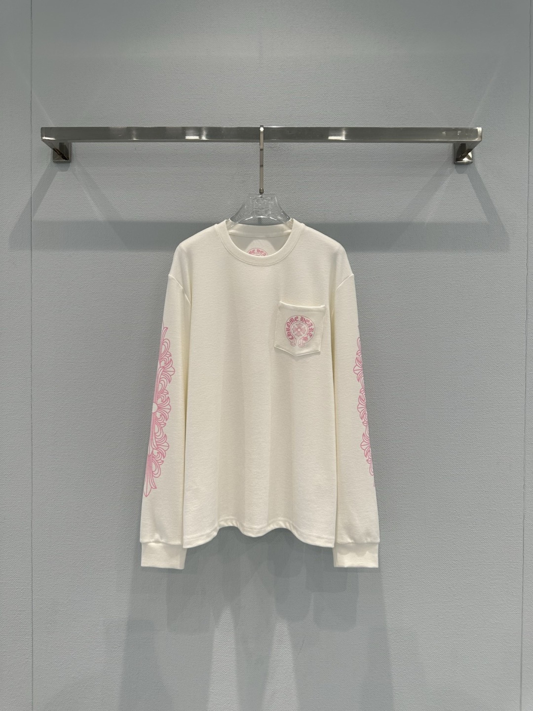 NO:736098,Chrome Hearts yellow and blue vine long-sleeved T-shirt is made of 230 grams of Cadillac pure cotton. It is soft, comfortable and breathable. It is great for daily wear. It has a loose straight fit and is suitable for all body types. There are pink vines and horseshoe prints on the sleeves and chest pockets. It is highly recognizable. The high-end printing paste is not easy to crack and fade after long-term washing. It is designed for couples and can be worn alone or layered. It can easily create a lazy and casual style!  Code number SML,,chrome hearts,tees,t-shirt,19860909Chrome Hearts黄蓝藤蔓长袖T恤,采用230克凯迪纯棉,柔软舒适,透气性好,日常穿着超赞,宽松直筒版型,适合各种身材,袖部和胸前口袋有粉色藤蔓+马蹄印花,辨识度满分,高端印花浆料,久洗不易开裂褪色,情侣款设计,单穿或内搭都很OK,轻松打造慵懒休闲风！码数SML,,chrome hearts,tees，t-shirt,,Women's clothing