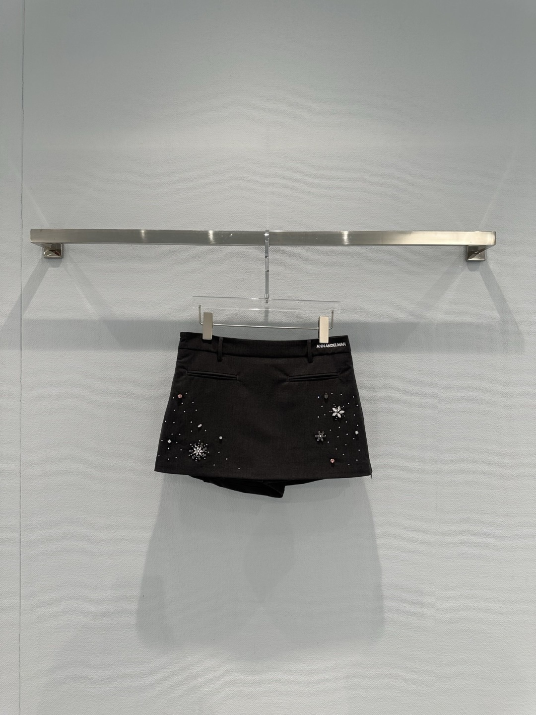 NO:736102,ANN ANDELMAN 2026 early spring series three-dimensional rhinestone suit skirt, black suit fabric + exquisite rhinestones, super dreamy starry sky feel, A-line version slimming and flattering leg shape, can be easily controlled for daily commuting, dating, and parties, elegant and fashionable, paired with a sweater or shirt, you can easily get a high-end look!  Size SML,,skirts,shirts,business suit,19860909ANN ANDELMAN 2026早春系列立体钉钻西装短裙,黑色西装面料+精致钉钻,星空感超梦幻,A字版型显瘦又修饰腿型,日常通勤、约会、派对都能轻松驾驭,优雅又时髦,搭配针织衫或衬衫,轻松get高级感穿搭！码数SML,,skirts,shirts,business suit,,Women's clothing