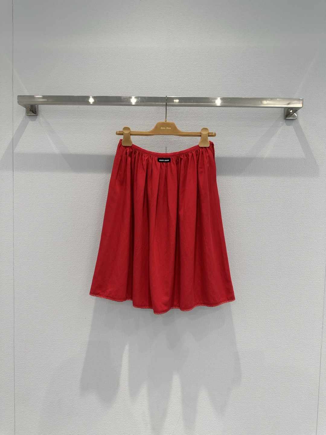 NO:736082,MiuMiu2026 New Year's red skirt is made of cotton blended linen, light and breathable, super comfortable to wear in summer, high-waisted A-line version, loose and natural skirt, modified waistline and elegant temperament, black label logo on the front, perfect brand recognition. Clean edge + diagonal pockets on the inside, practical and beautiful, easy to control for daily commuting or leisure. The bright red is super eye-catching, paired with a light-colored top or items of the same color, you can easily create a fashionable look!  Code numberSML,,miumiu,skirts,19860909MiuMiu2026新年红色半身裙,棉混亚麻材质,轻盈透气,夏天穿超舒服,高腰A字版型,裙摆宽松自然,修饰腰线又显优雅气质,正面黑标Logo,品牌辨识度满分.内里净边+斜插口袋,实用又美观,日常通勤或休闲都能轻松驾驭.鲜艳红色超吸睛,搭配浅色上衣或同色系单品,轻松打造时髦造型！ 码数SML,,miumiu,skirts,,Women's clothing